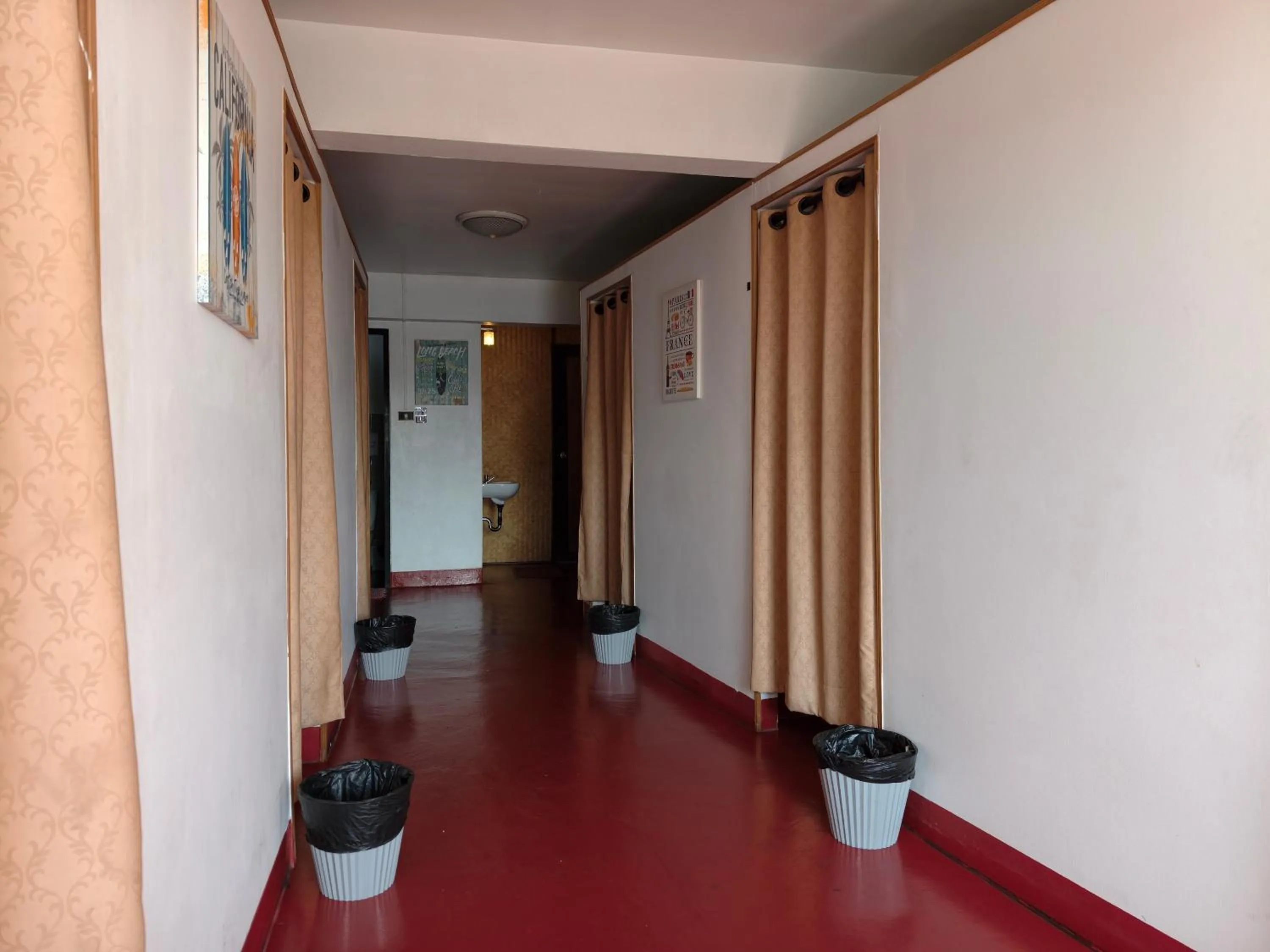 The Cabin Backpackers Hostel & Bar