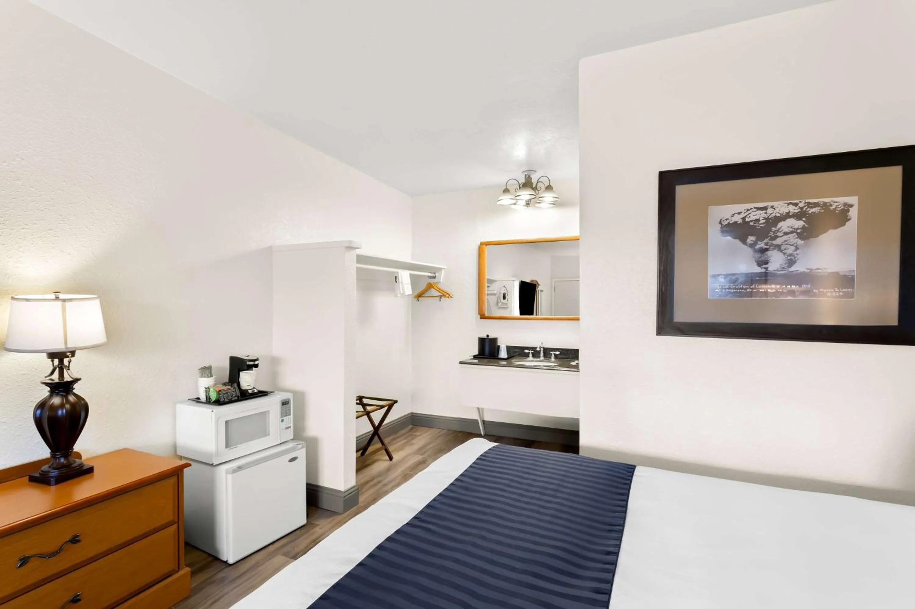 Bedroom, Bed in SureStay Plus Hotel by Best Western Susanville
