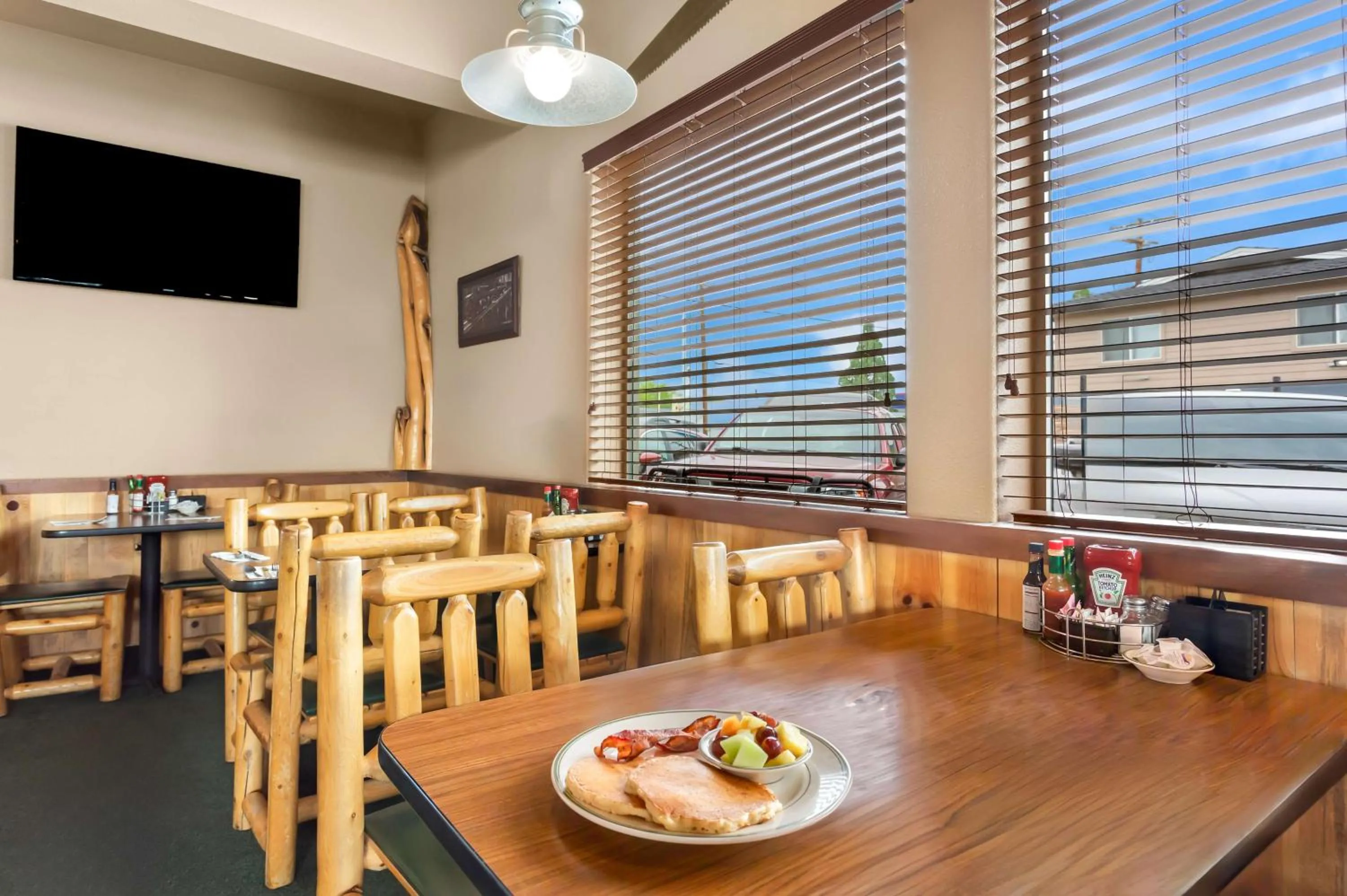 Restaurant/places to eat in SureStay Plus Hotel by Best Western Susanville