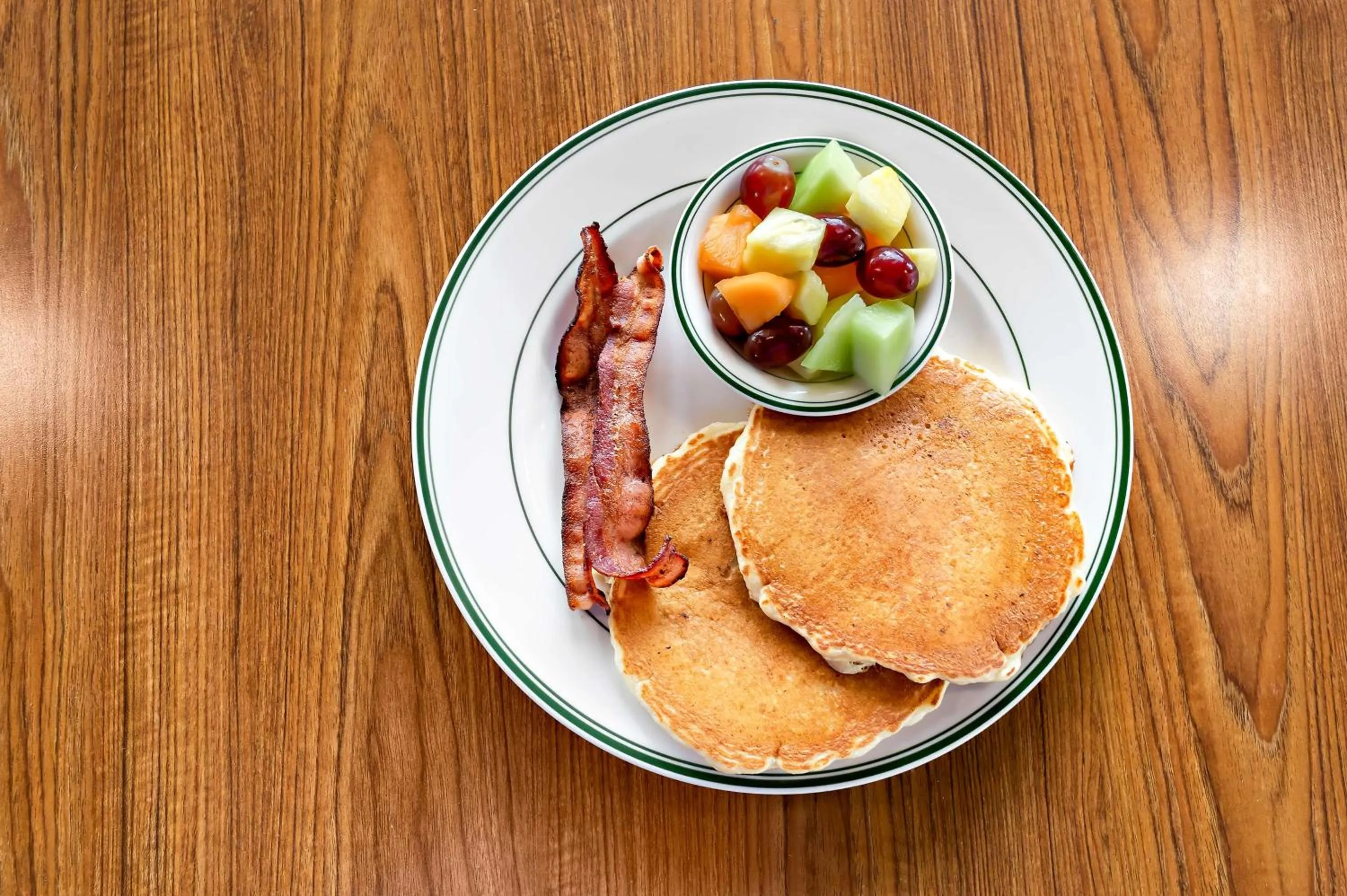 Food and drinks in SureStay Plus Hotel by Best Western Susanville