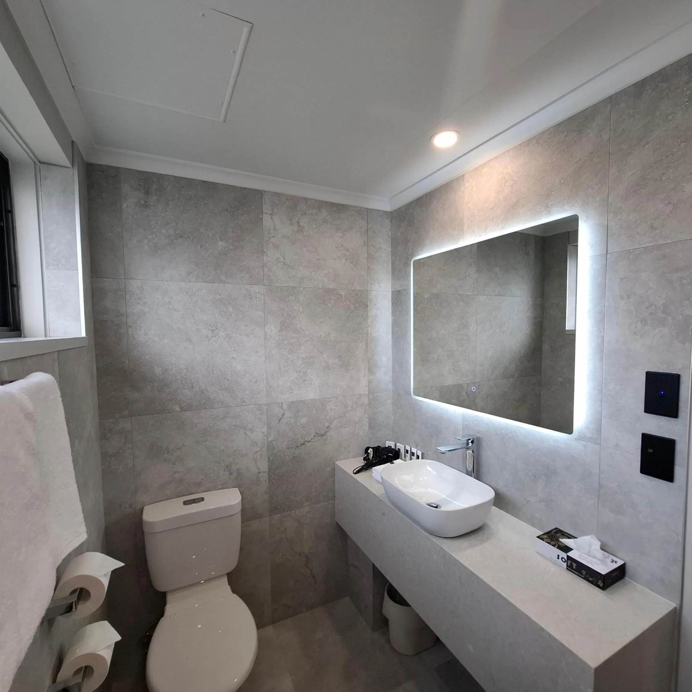 Bathroom in Distinction Coachman Hotel, Palmerston North