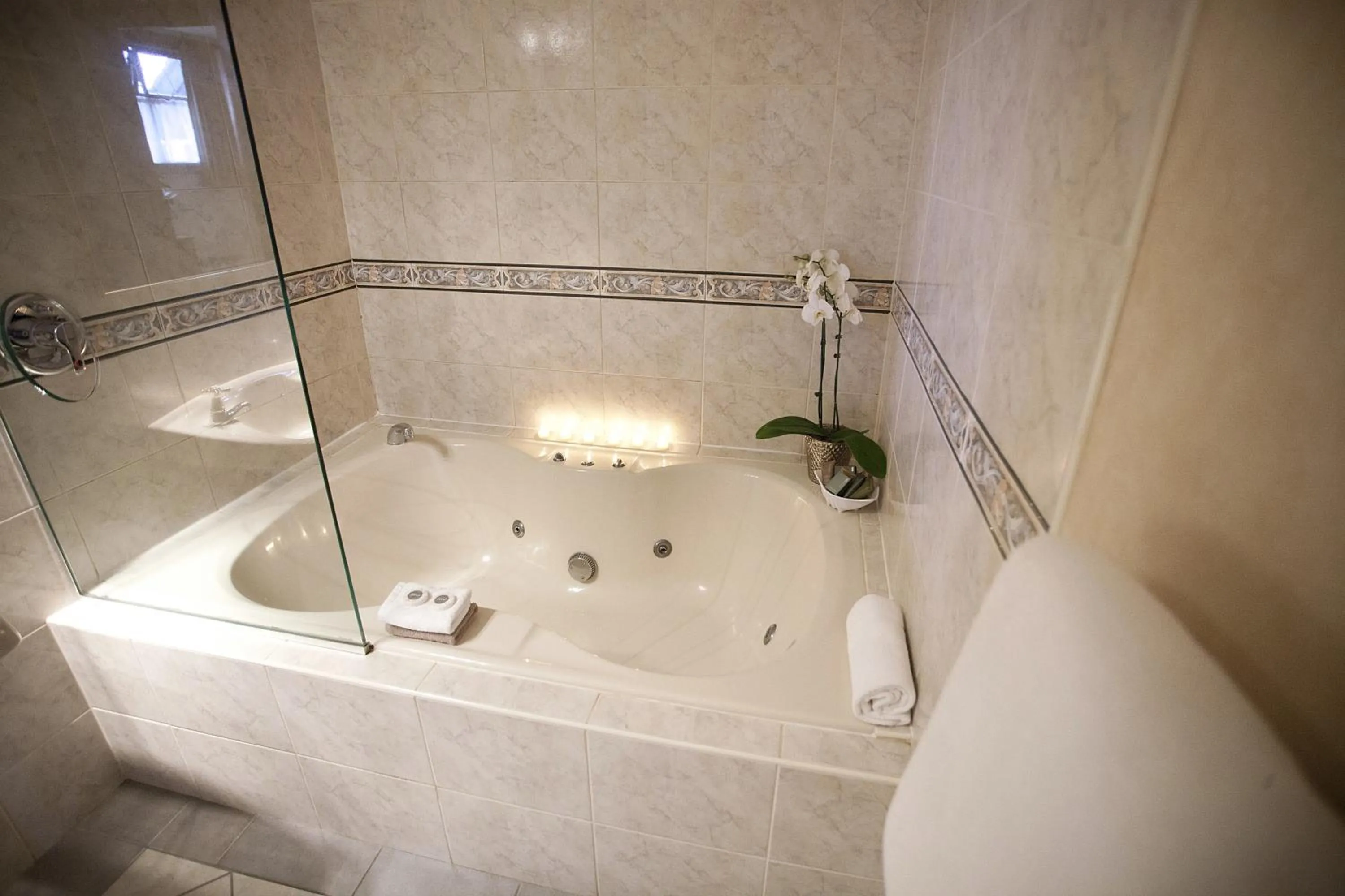 Bathroom in Distinction Coachman Hotel, Palmerston North