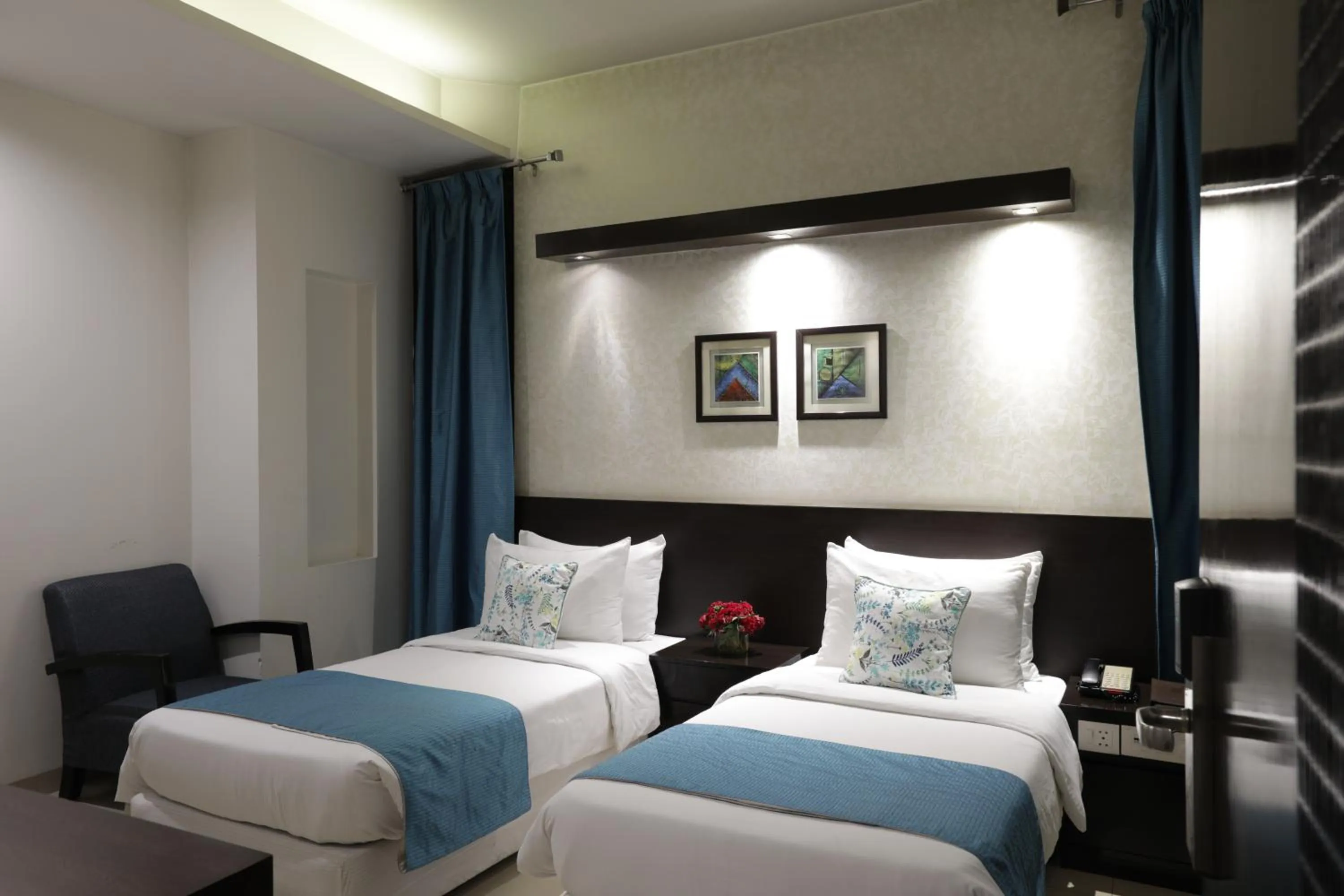 Shower, Bed in Rockland Hotel, C.R Park