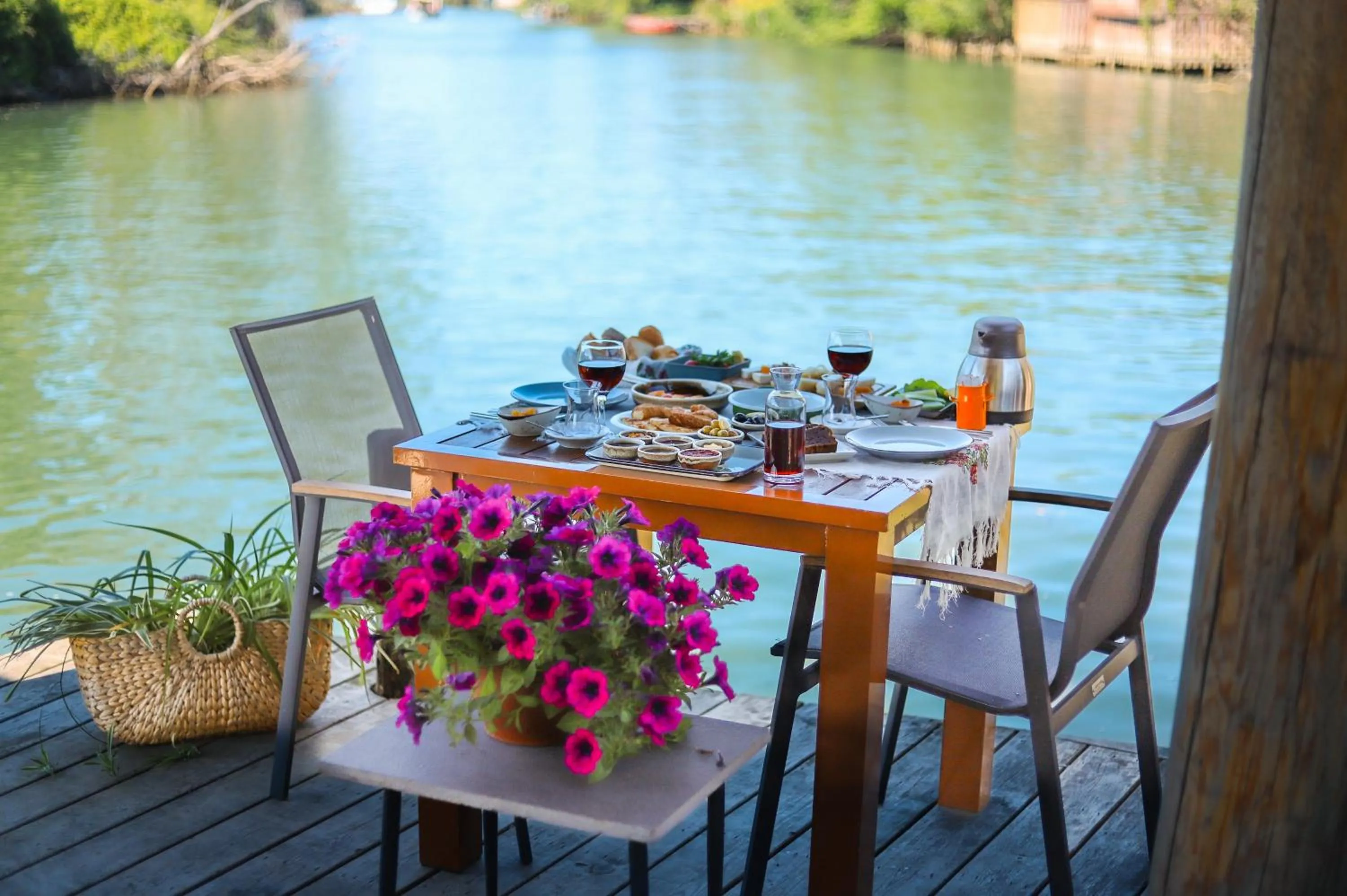 Restaurant/places to eat in Wineport Lodge Agva Riverside Hotel & Winery