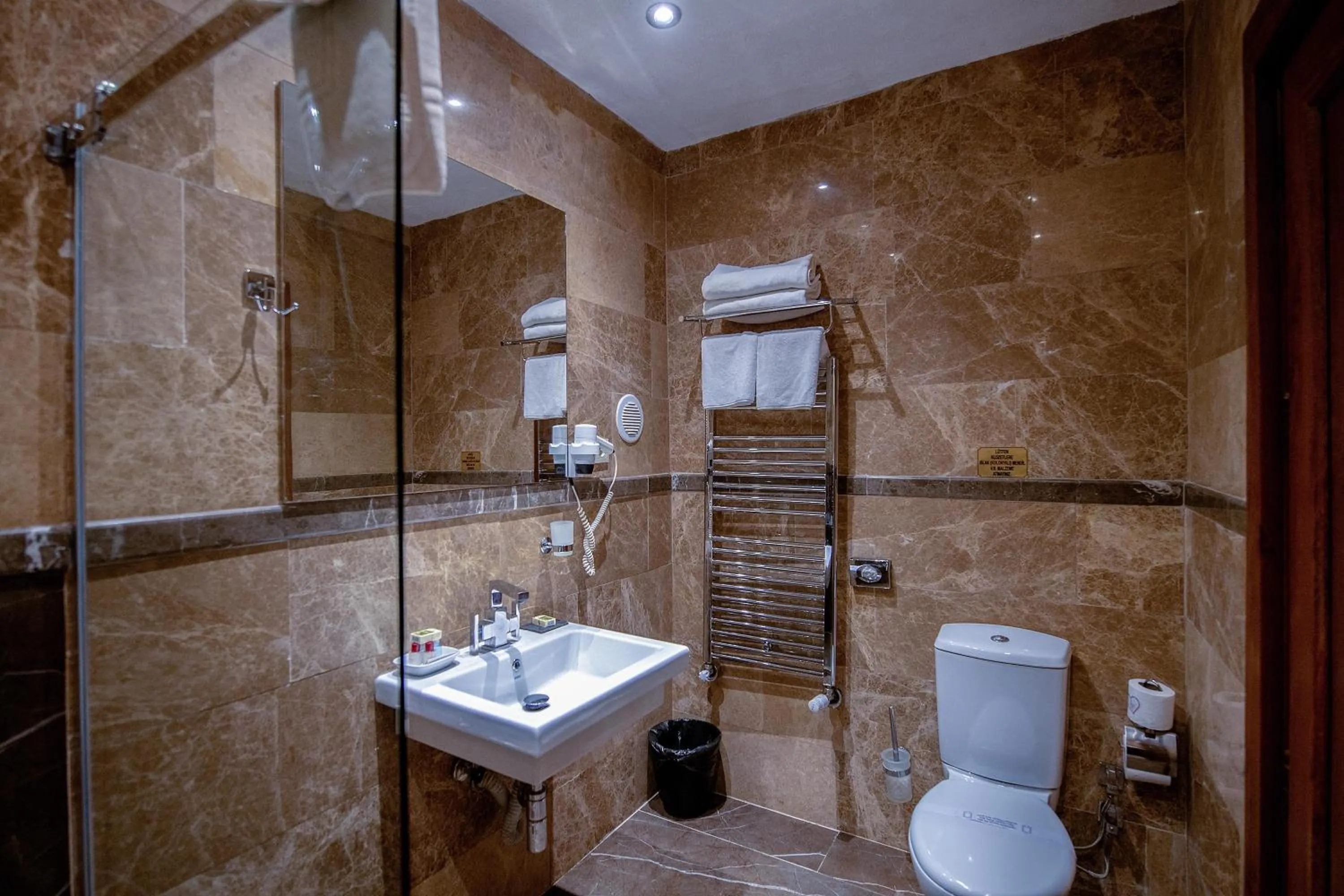 Shower in Wineport Lodge Agva Riverside Hotel & Winery