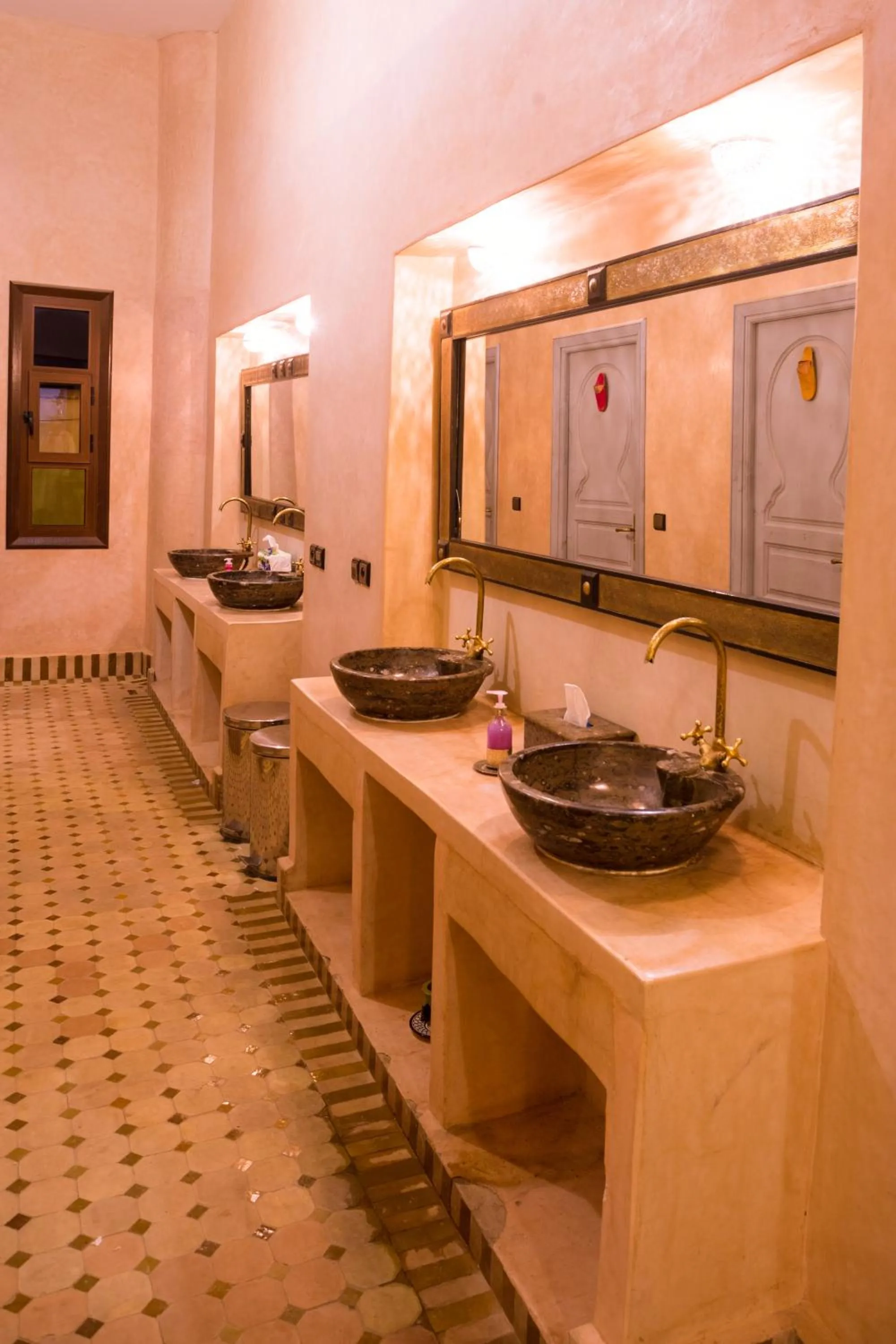 Toilet in Riad Azawad