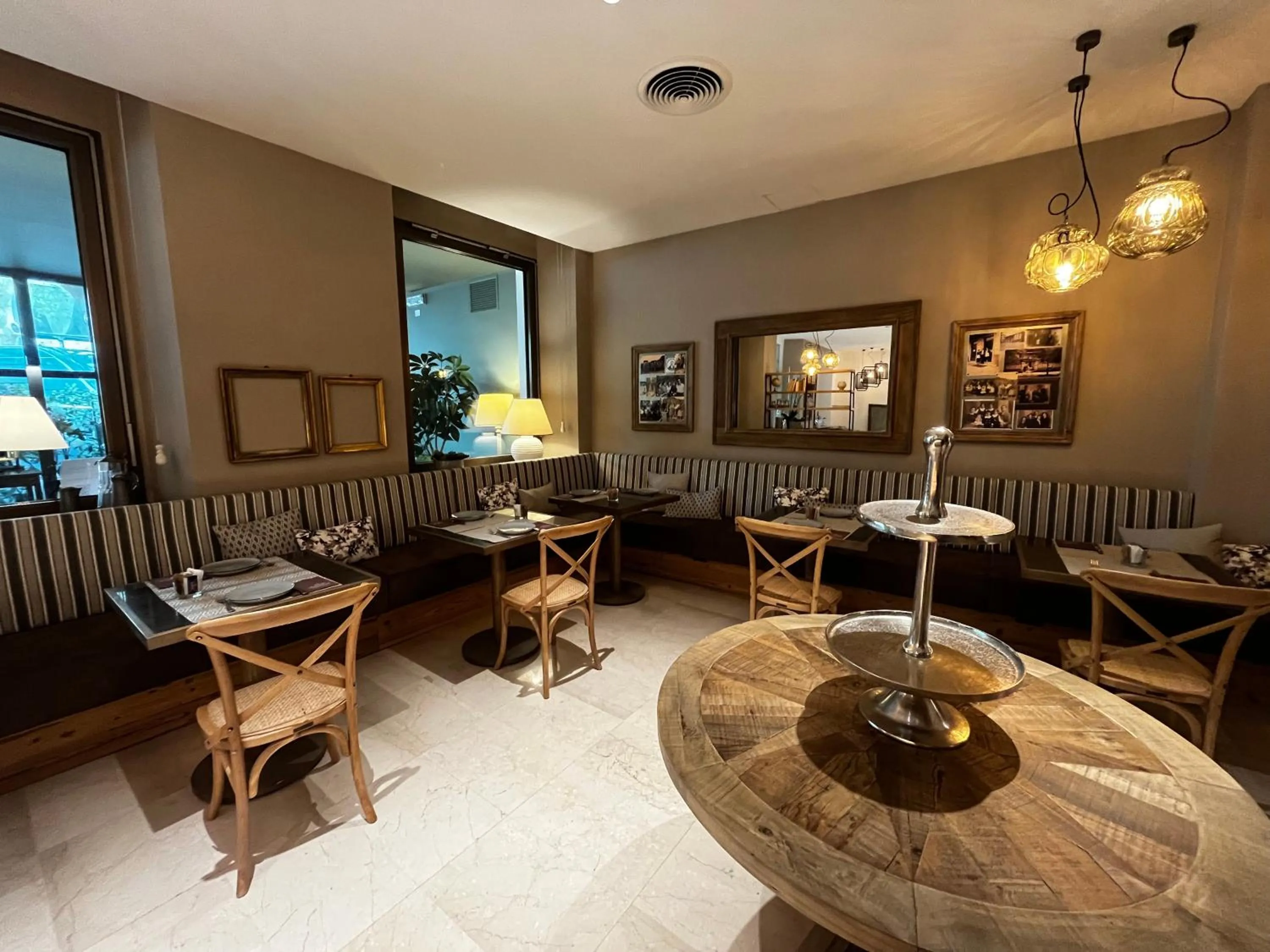 Restaurant/places to eat in Hotel America