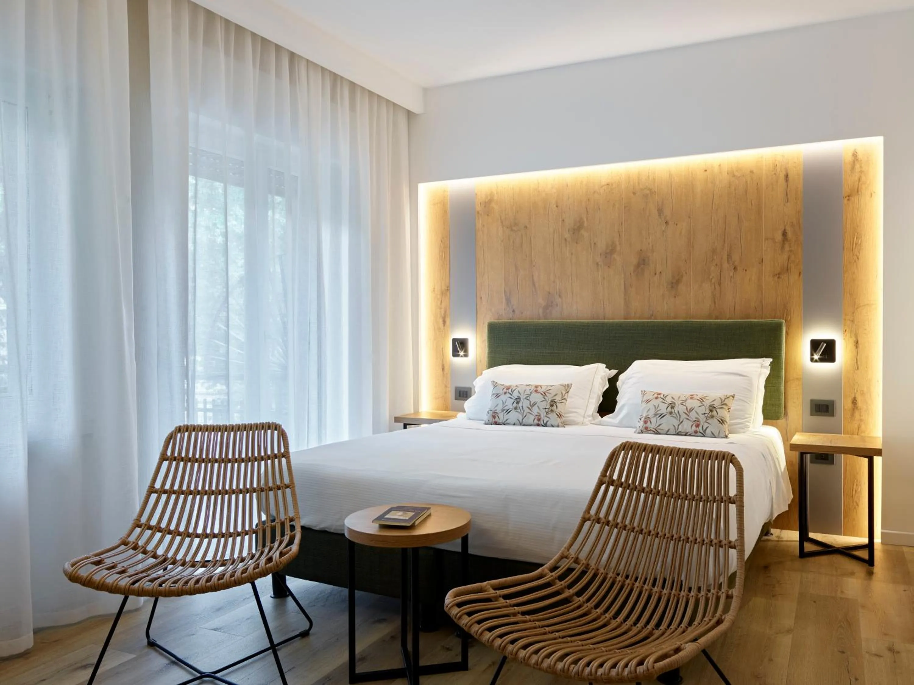 Seating area, Bed in Hotel America