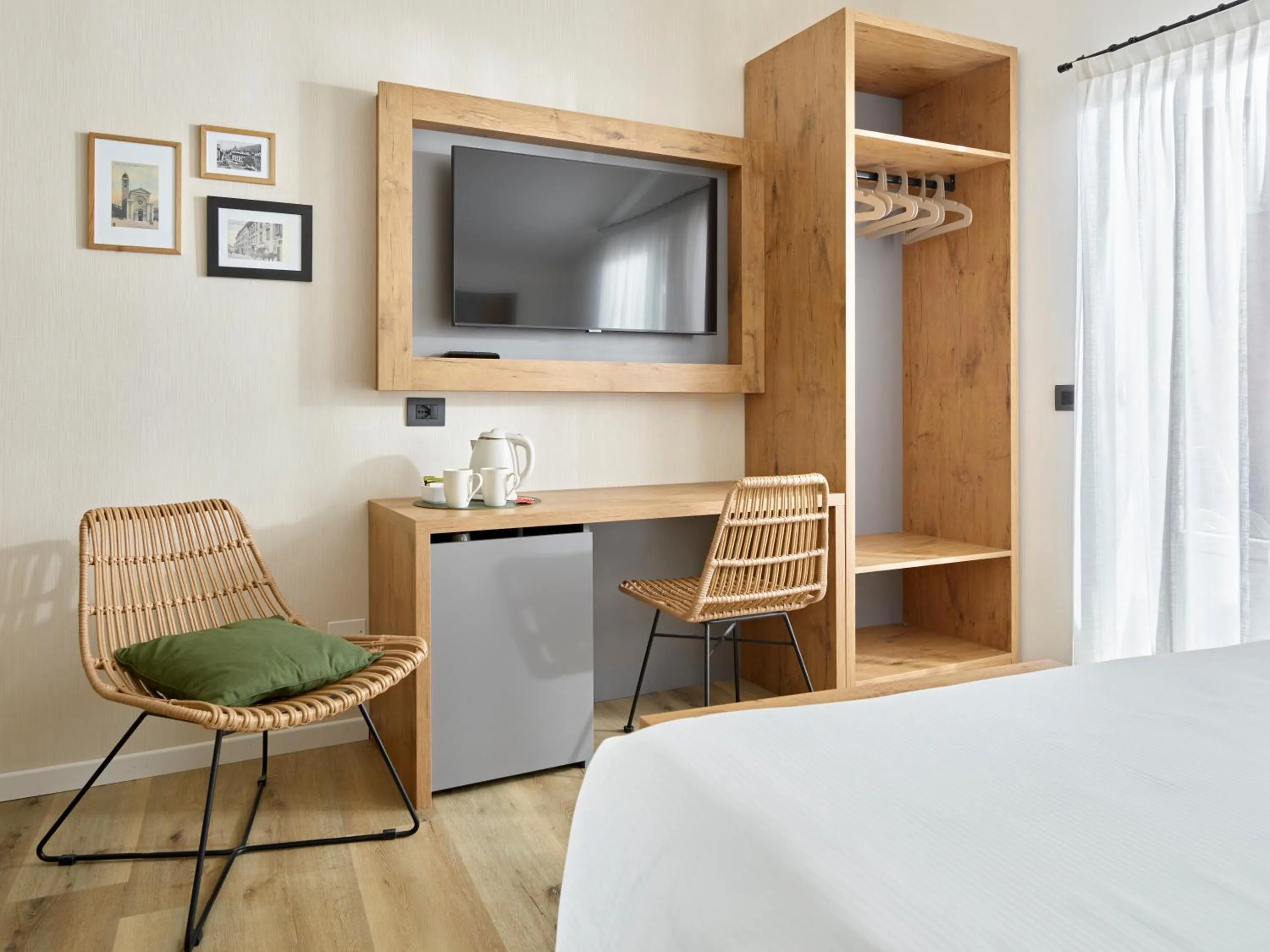 Seating area, Bed in Hotel America