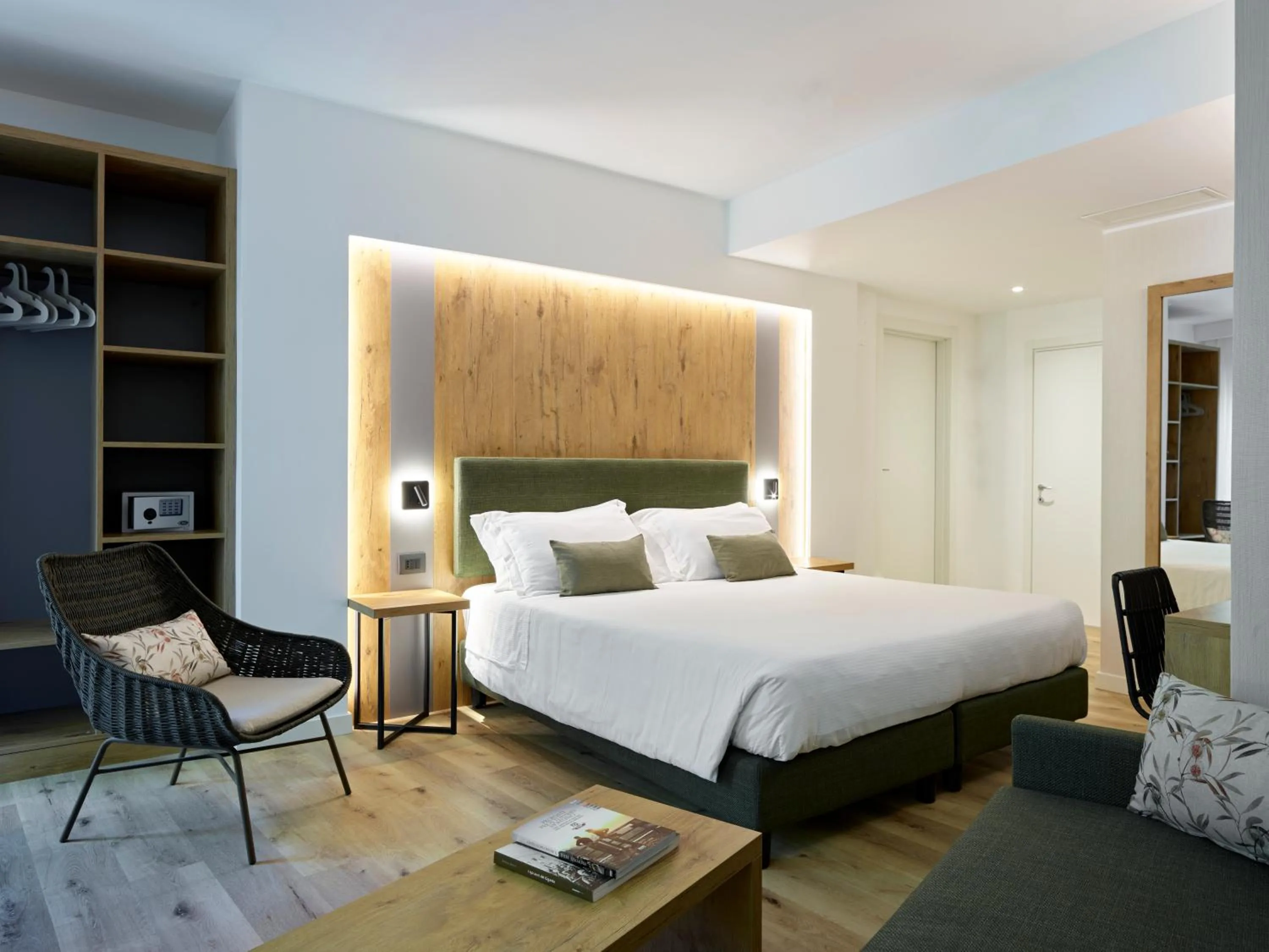 Seating area, Bed in Hotel America