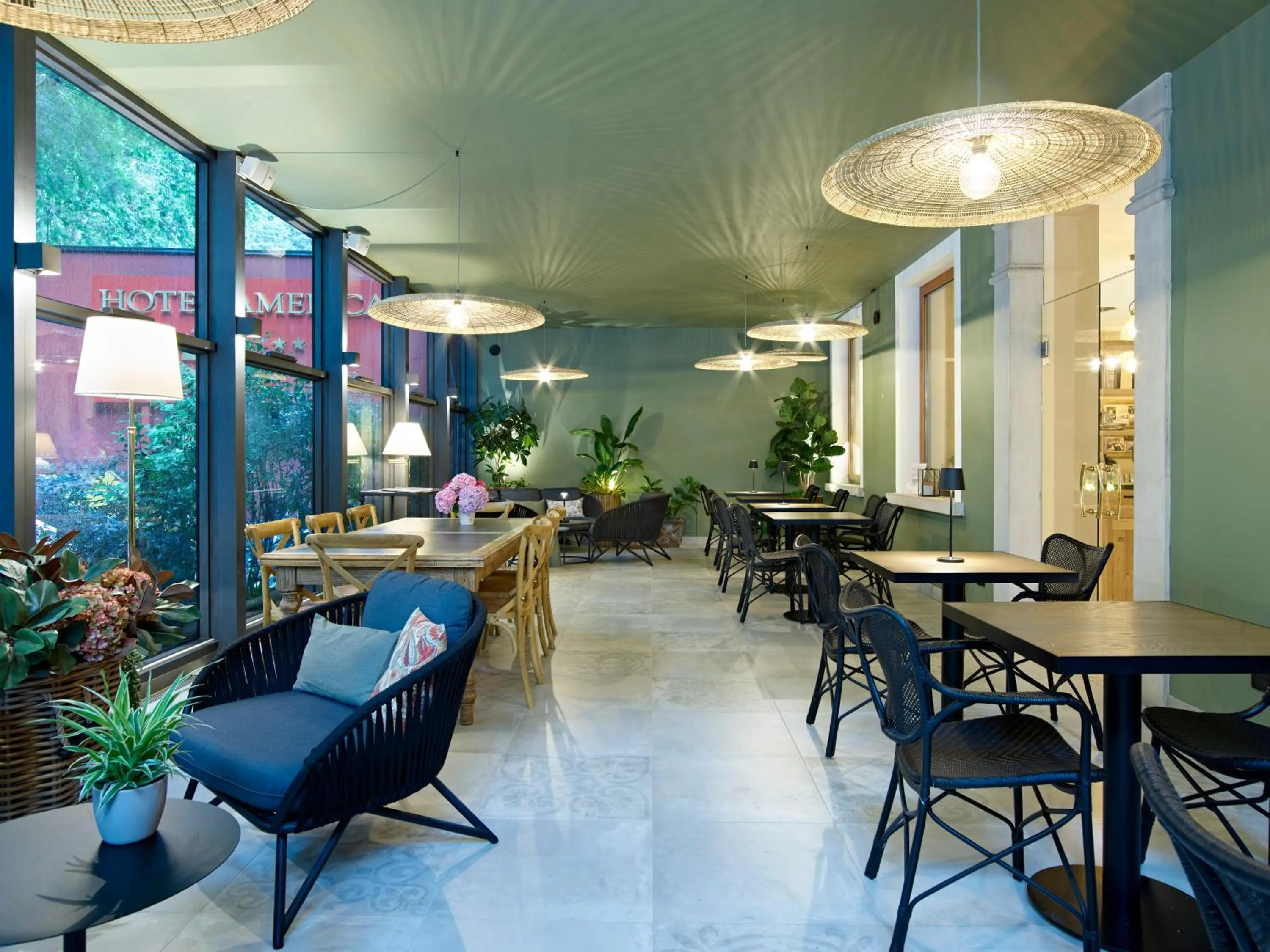 Restaurant/places to eat in Hotel America