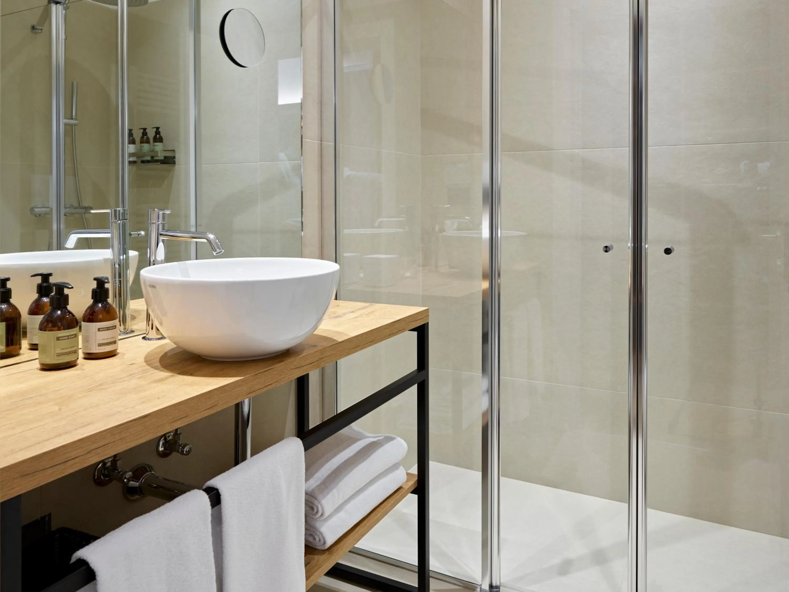 Shower in Hotel America