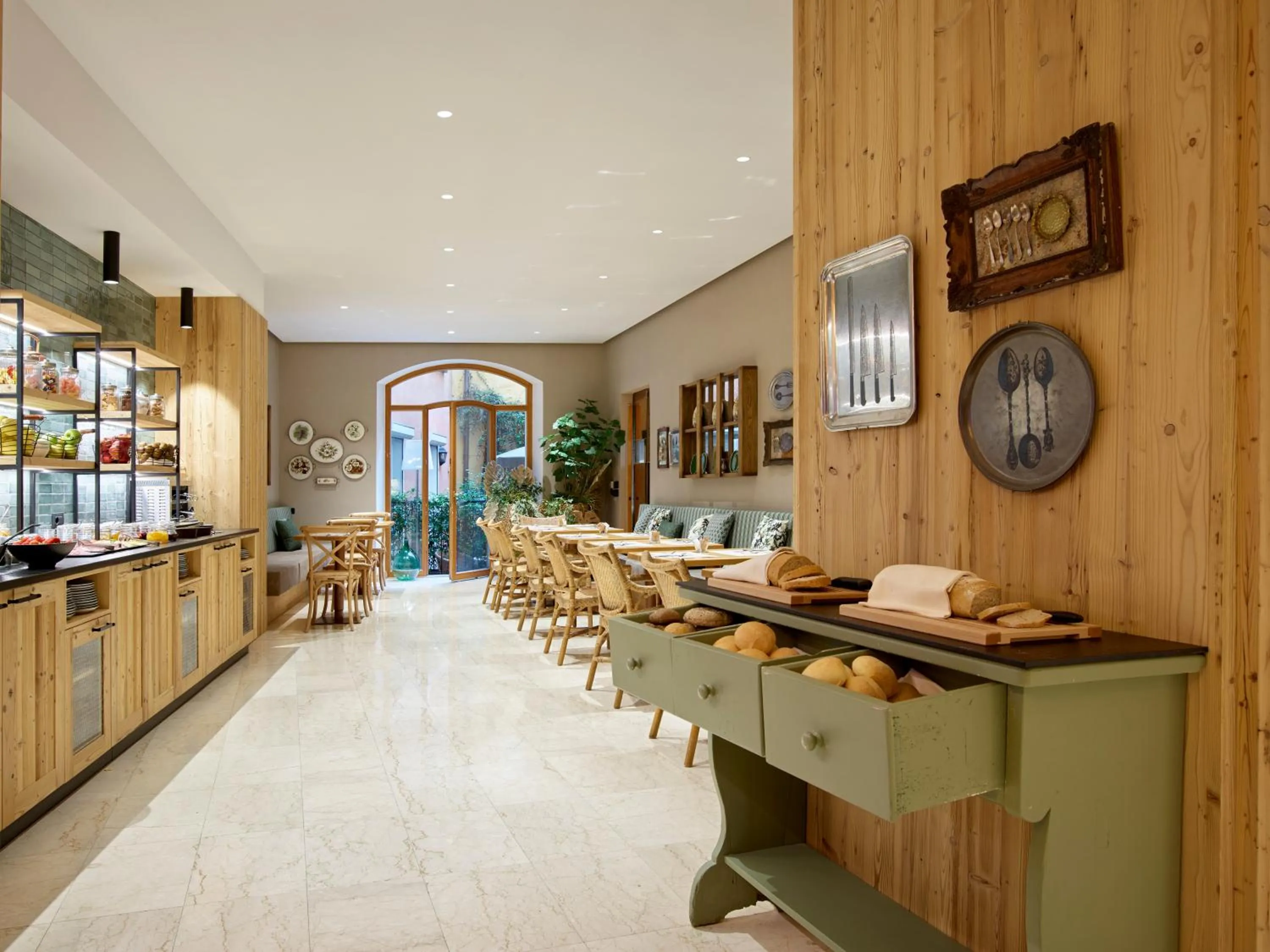 Restaurant/places to eat in Hotel America