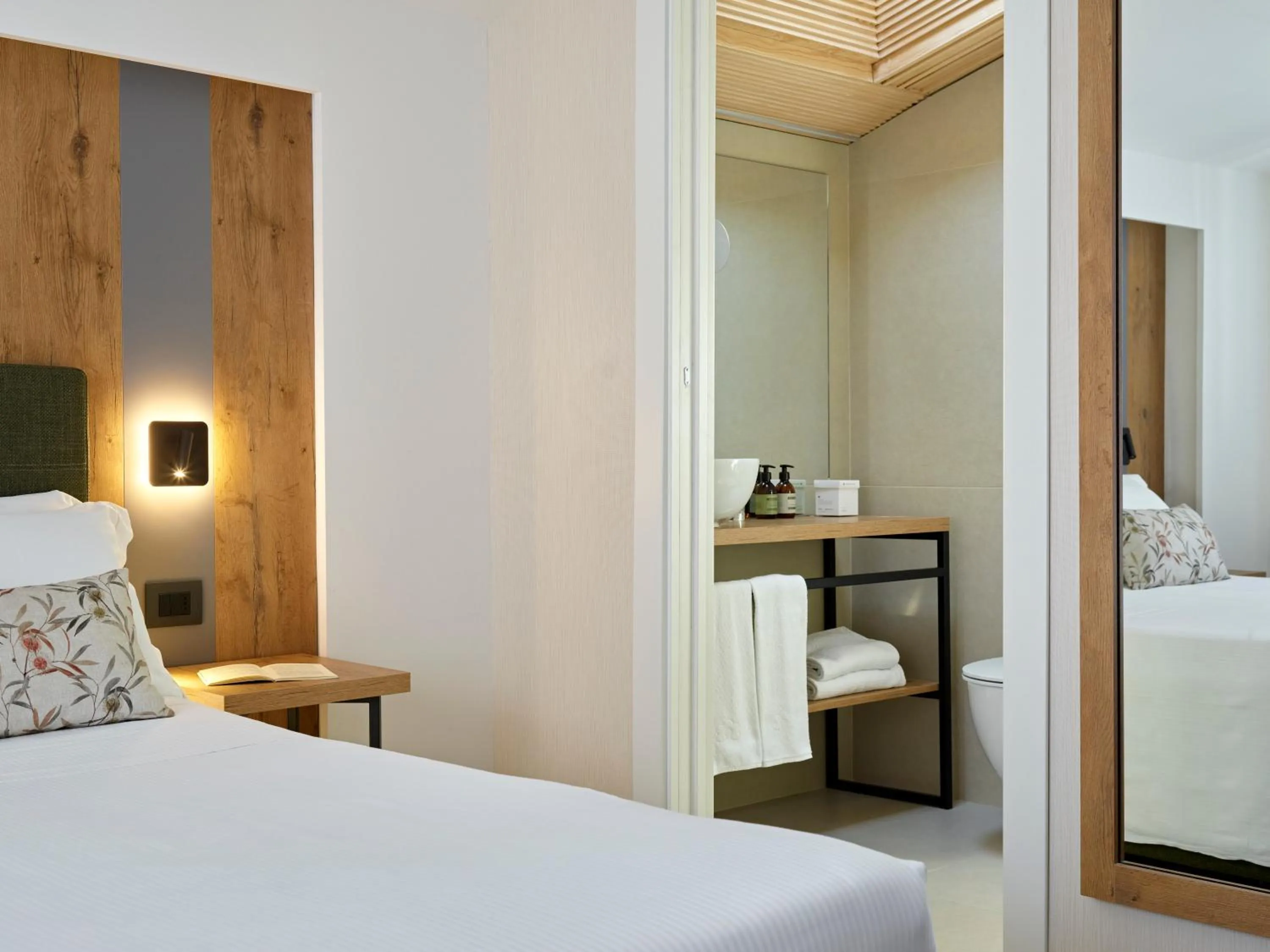 Bathroom, Bed in Hotel America