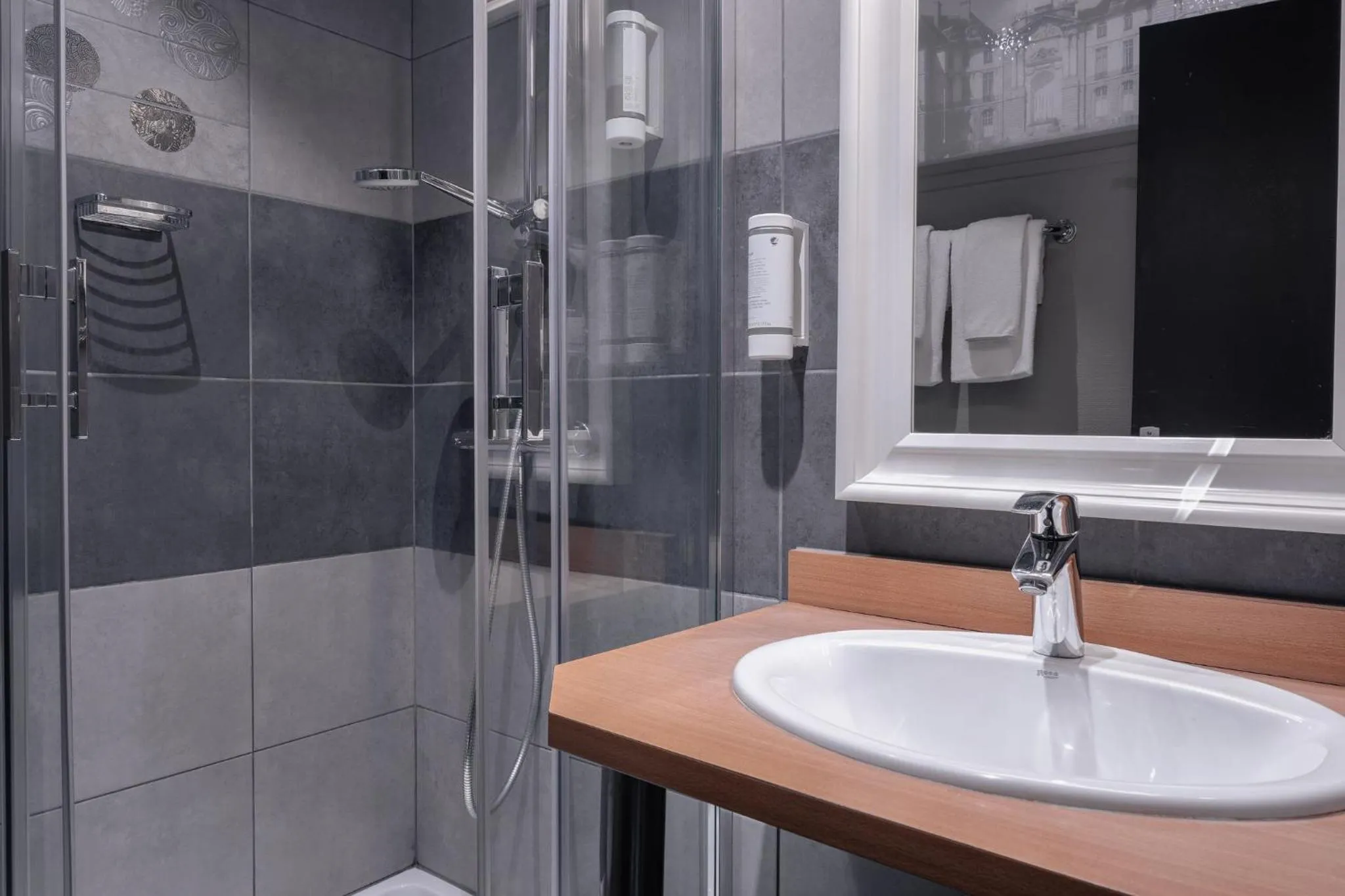 Shower in Hotel Des Lices, Rennes Centre