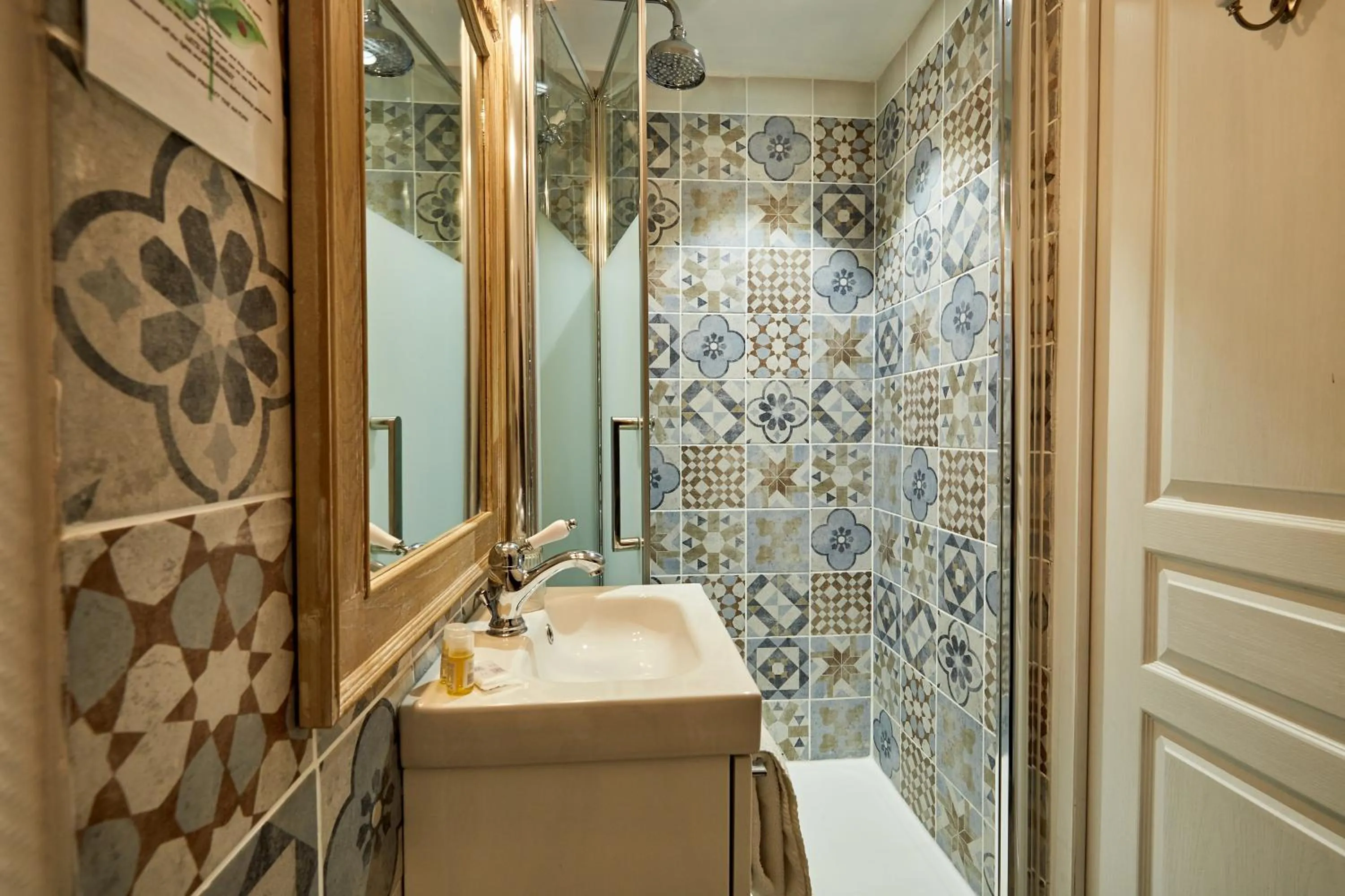 Bathroom in Hotel Saint Etienne