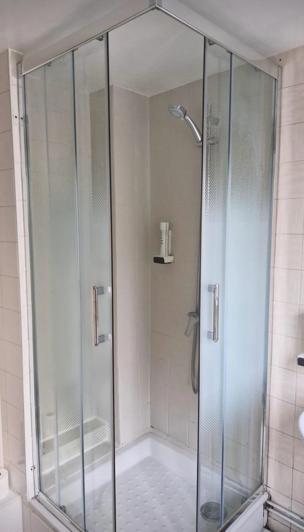 Shower in Hotel Saint Etienne