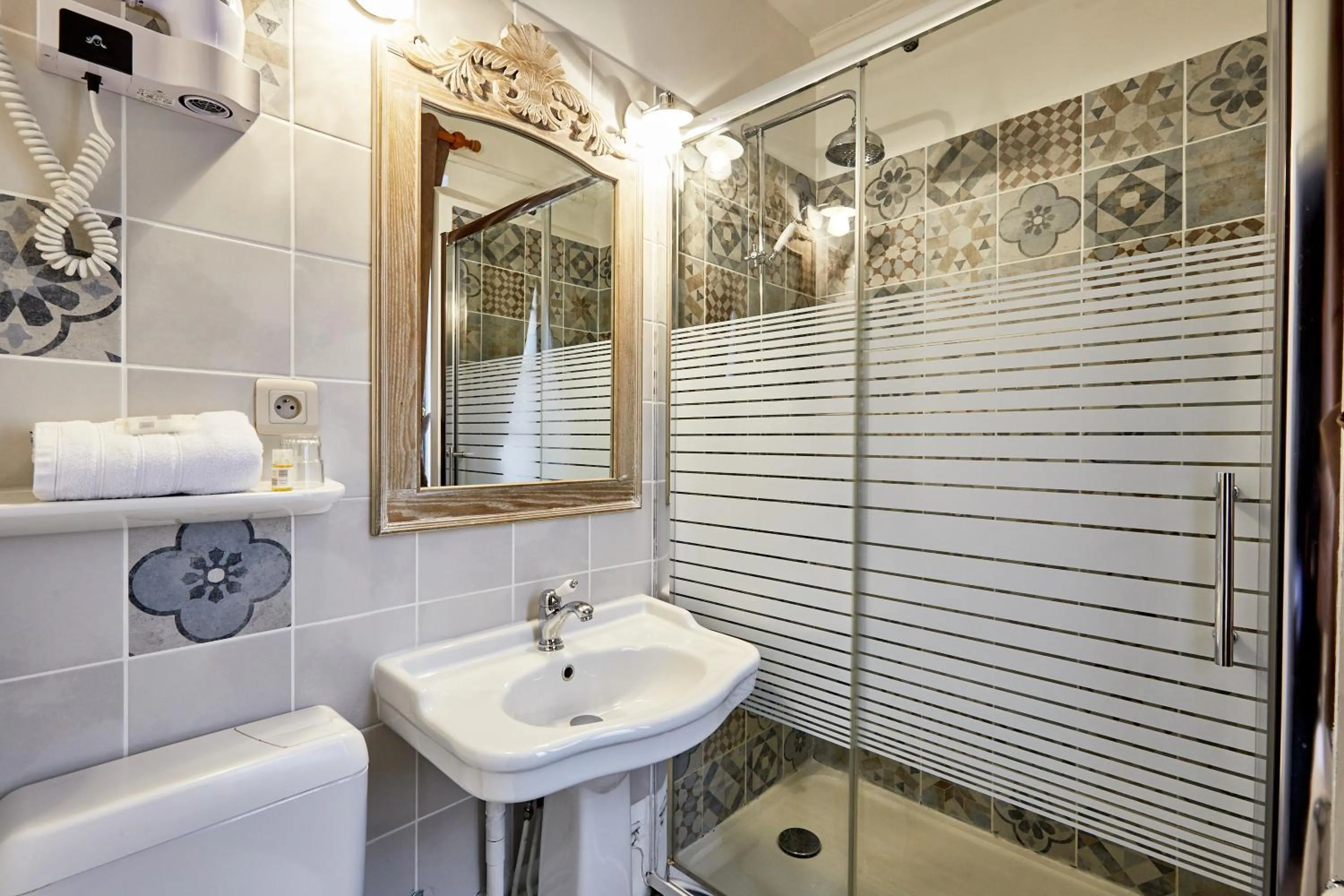 Bathroom in Hotel Saint Etienne