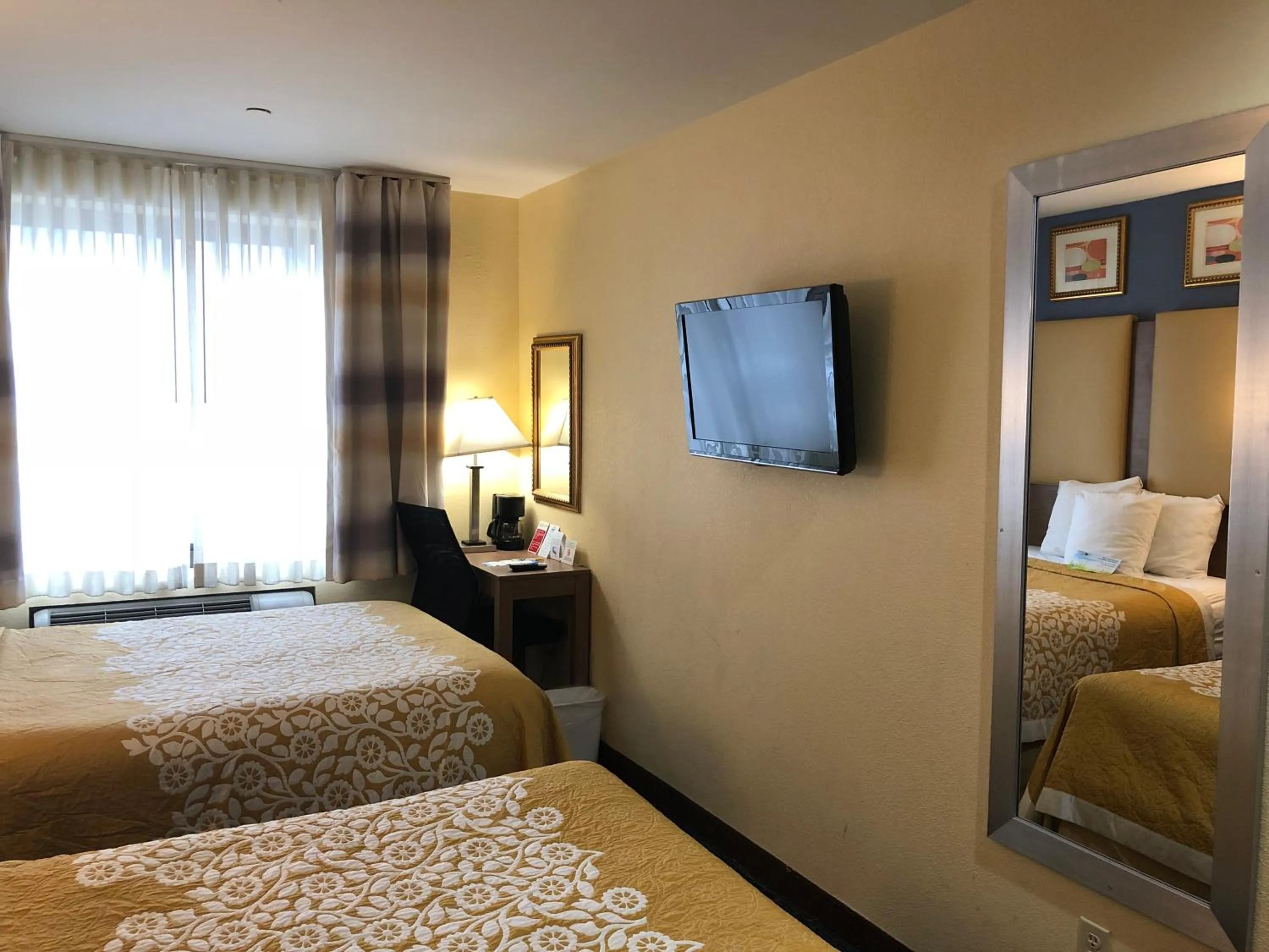 Bedroom, TV/Entertainment Center in Days Inn by Wyndham Brooklyn