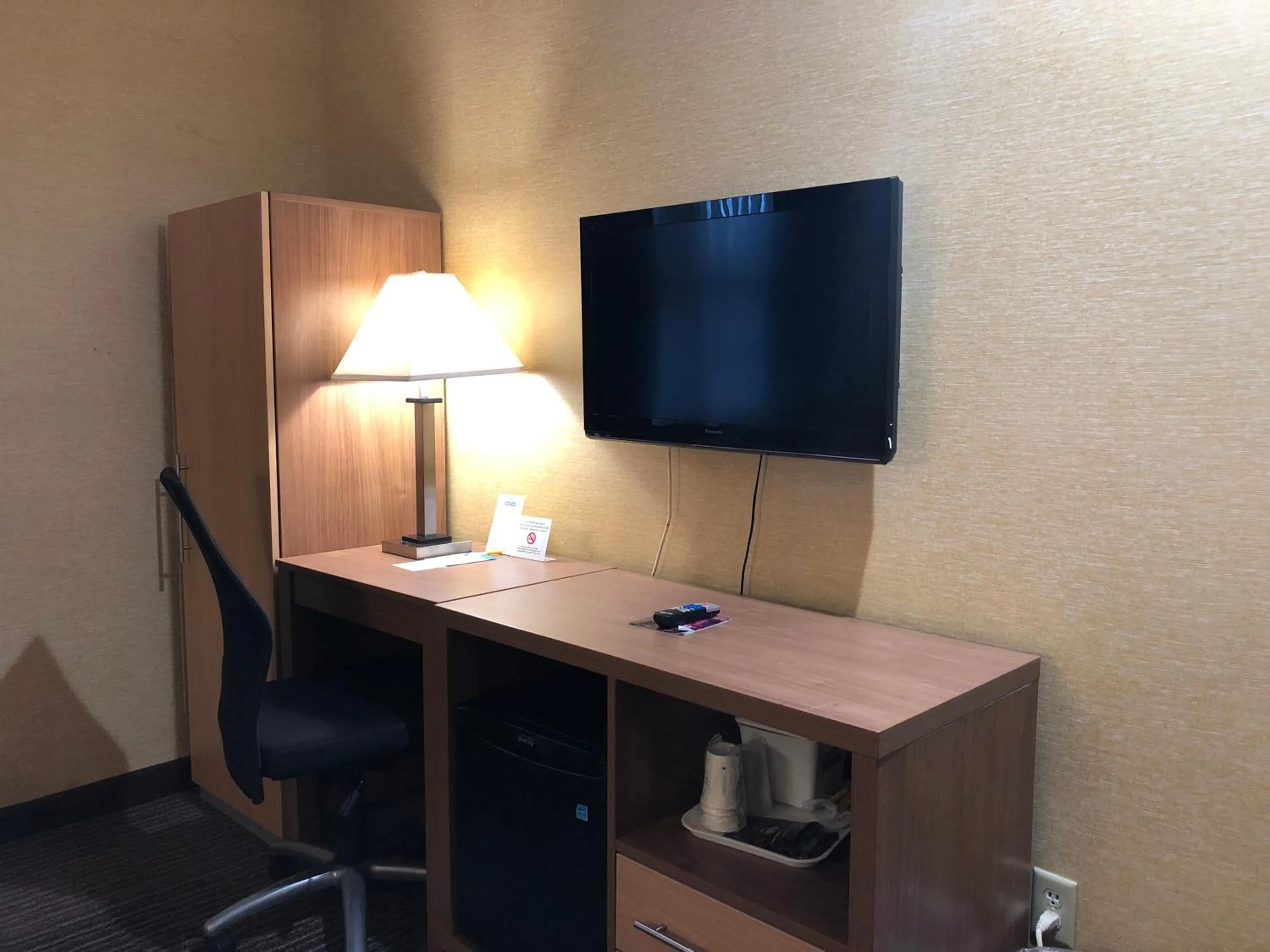 Bedroom, TV/Entertainment Center in Days Inn by Wyndham Brooklyn