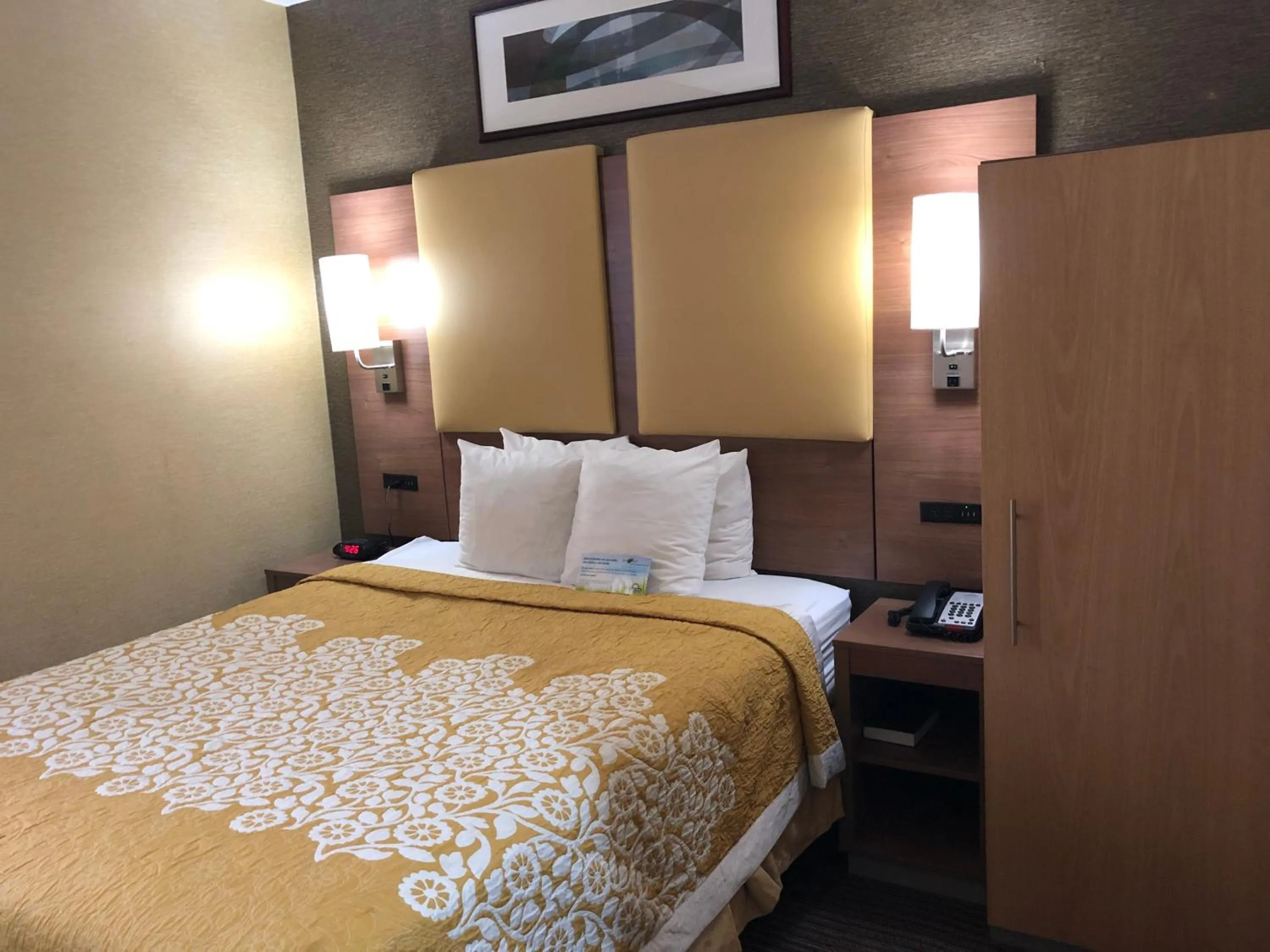 Bedroom in Days Inn by Wyndham Brooklyn