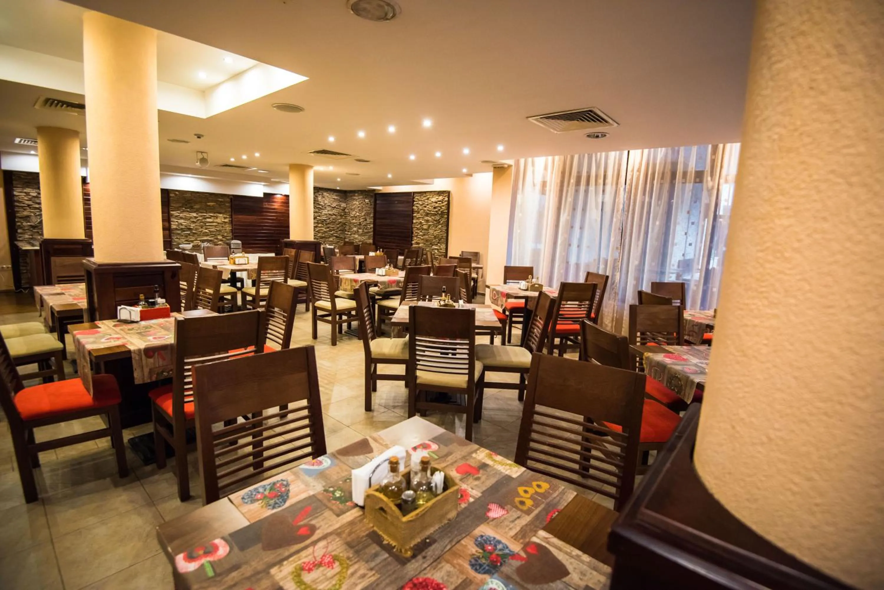 Restaurant/places to eat in Apart Hotel Orbilux