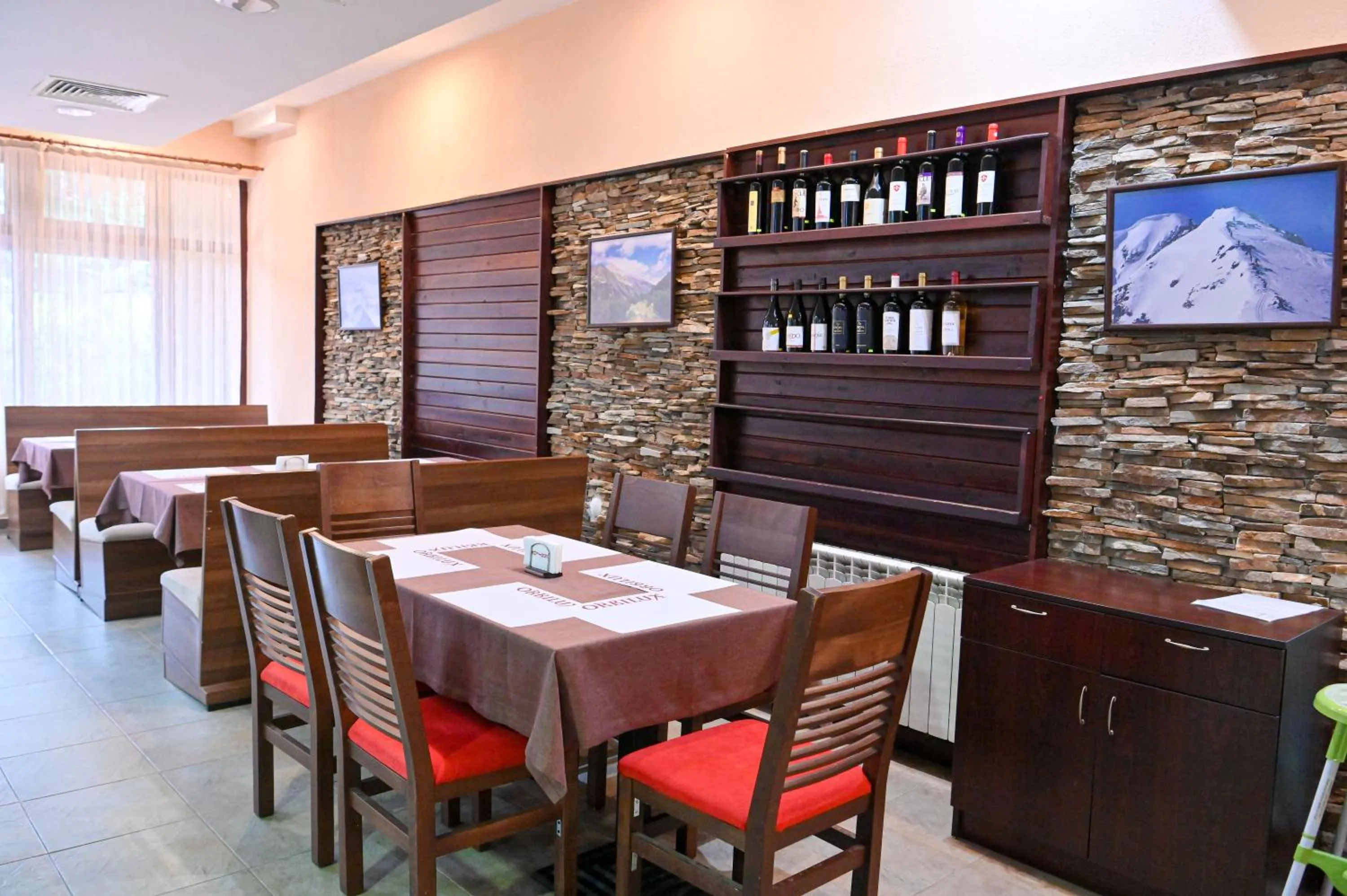 Restaurant/places to eat in Apart Hotel Orbilux