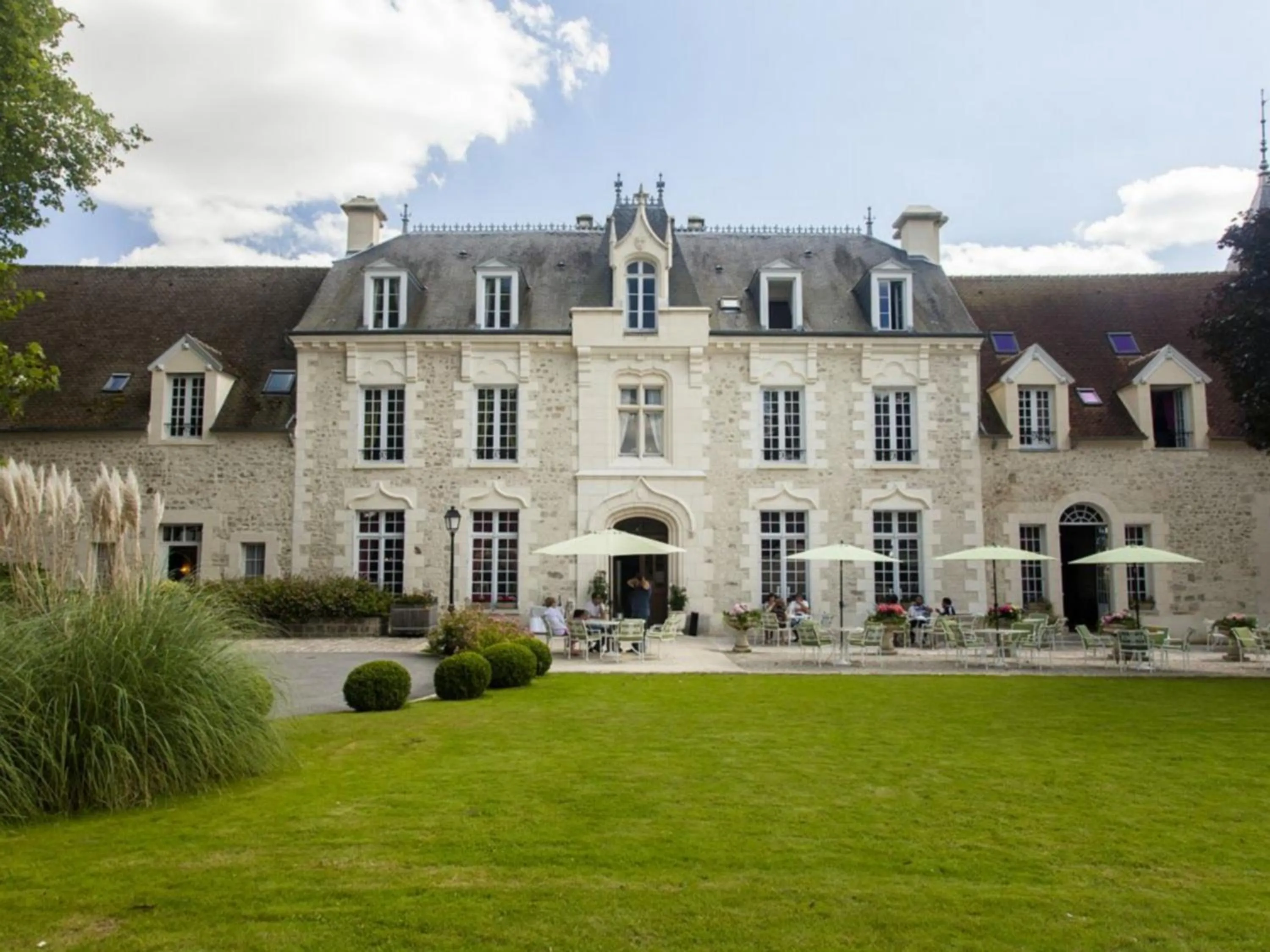 Property building in Chateau De Fere