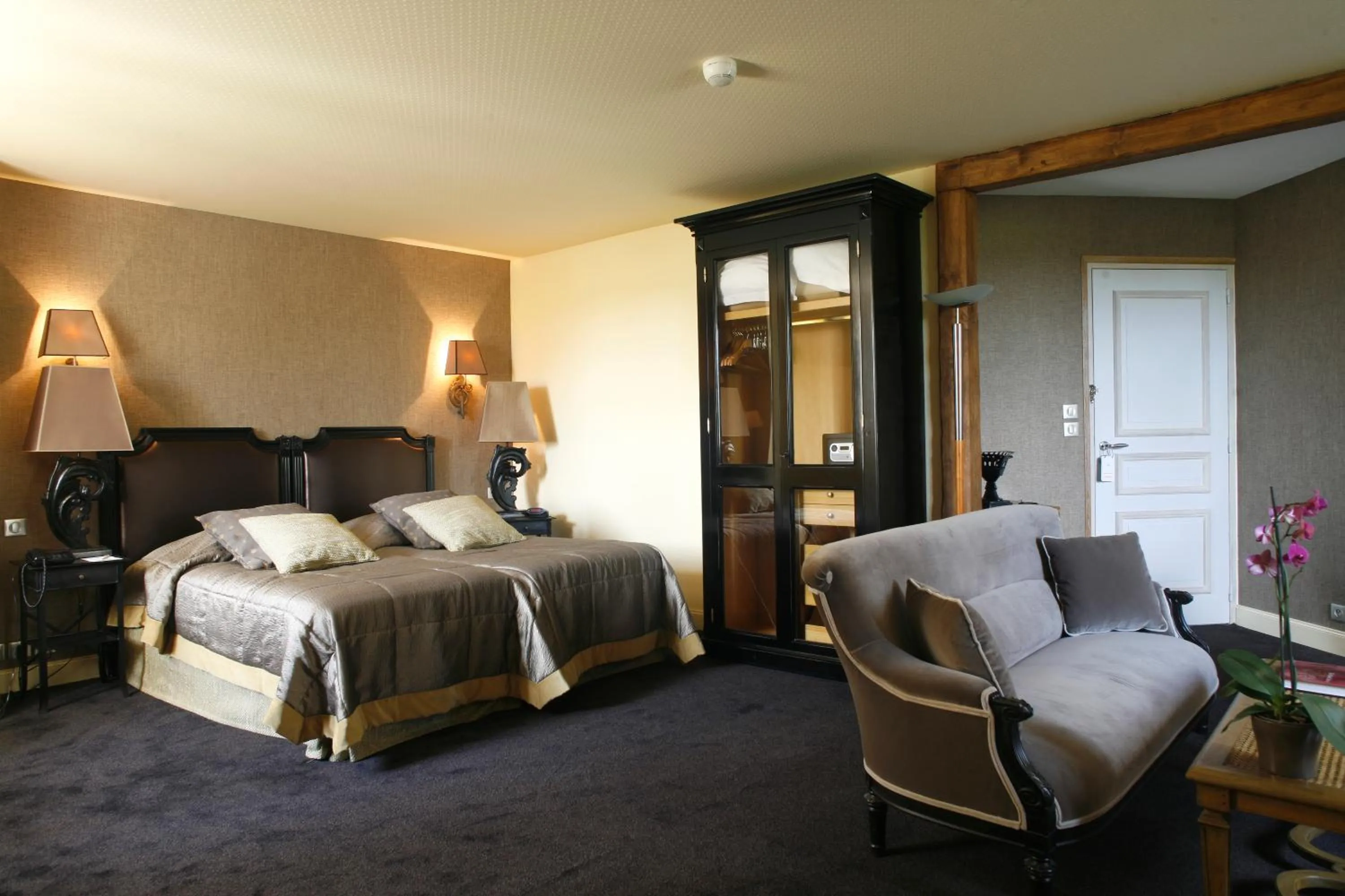 Photo of the whole room, Bed in Chateau De Fere