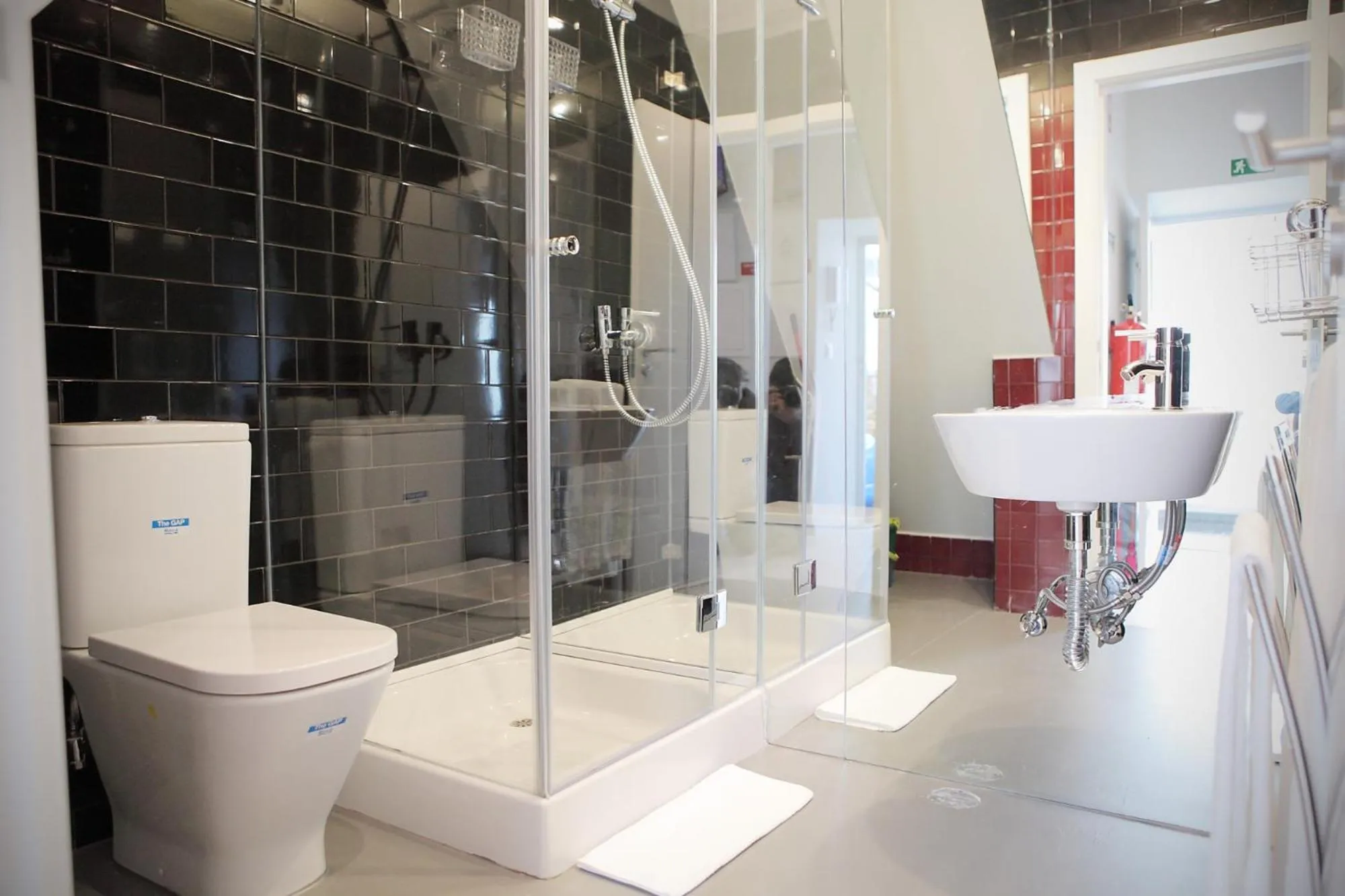 Shower in Vila Santa Marinha