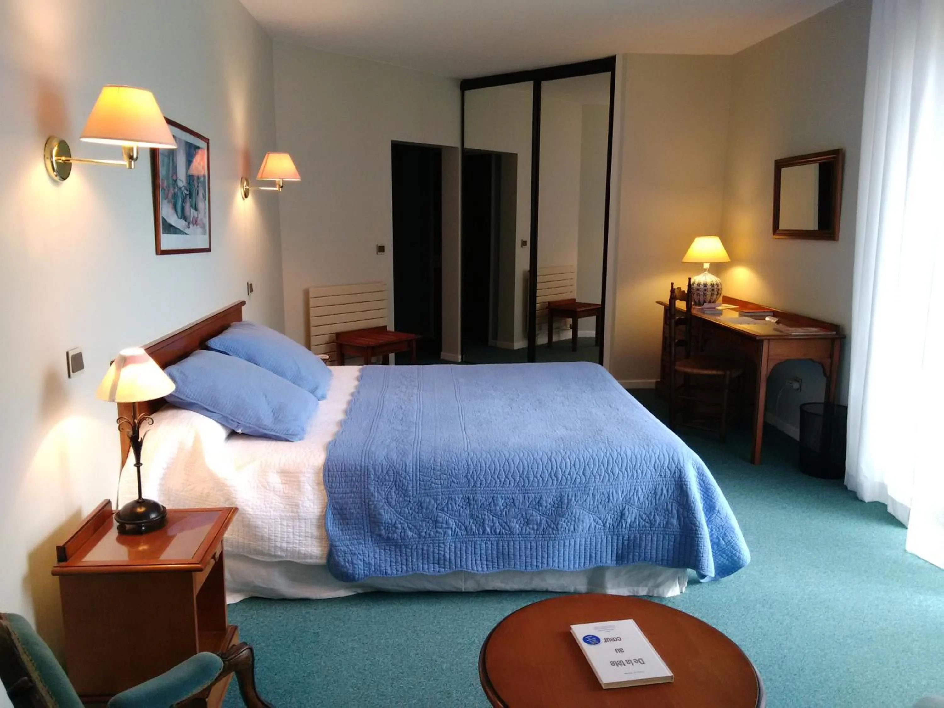 Photo of the whole room, Bed in Auberge des Pins - Teritoria