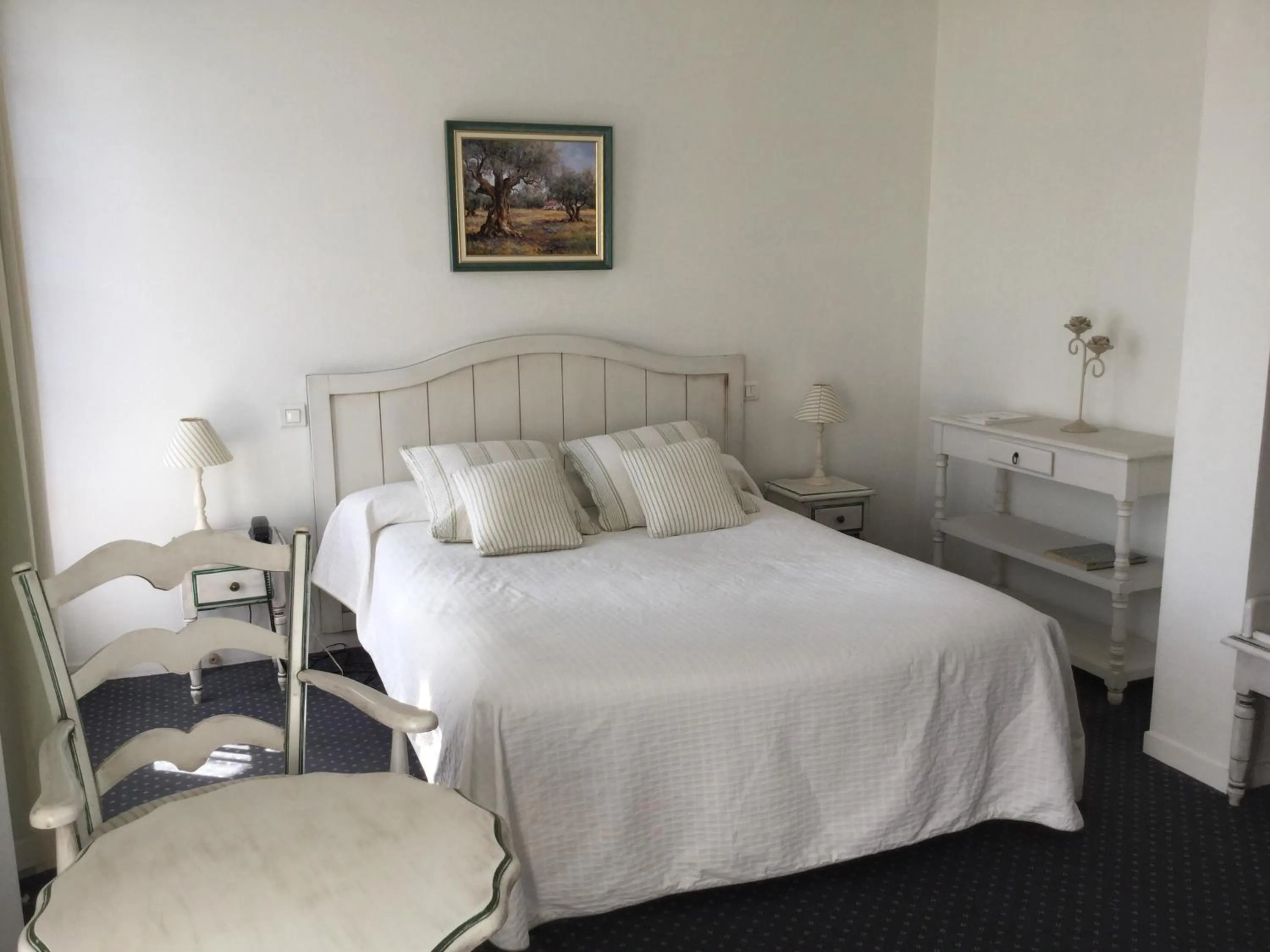 Photo of the whole room, Bed in Auberge des Pins - Teritoria