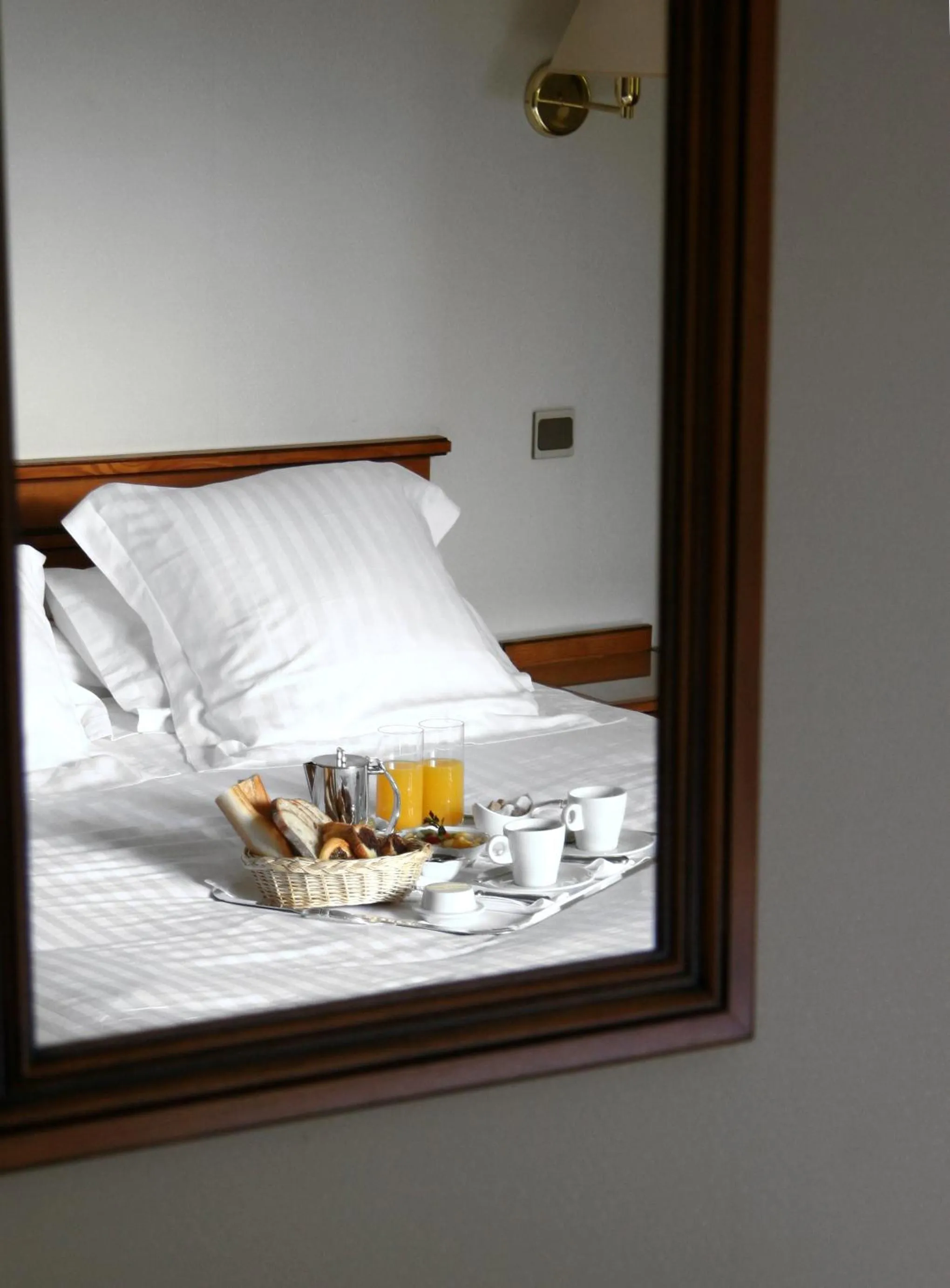 Decorative detail, Bed in Auberge des Pins - Teritoria