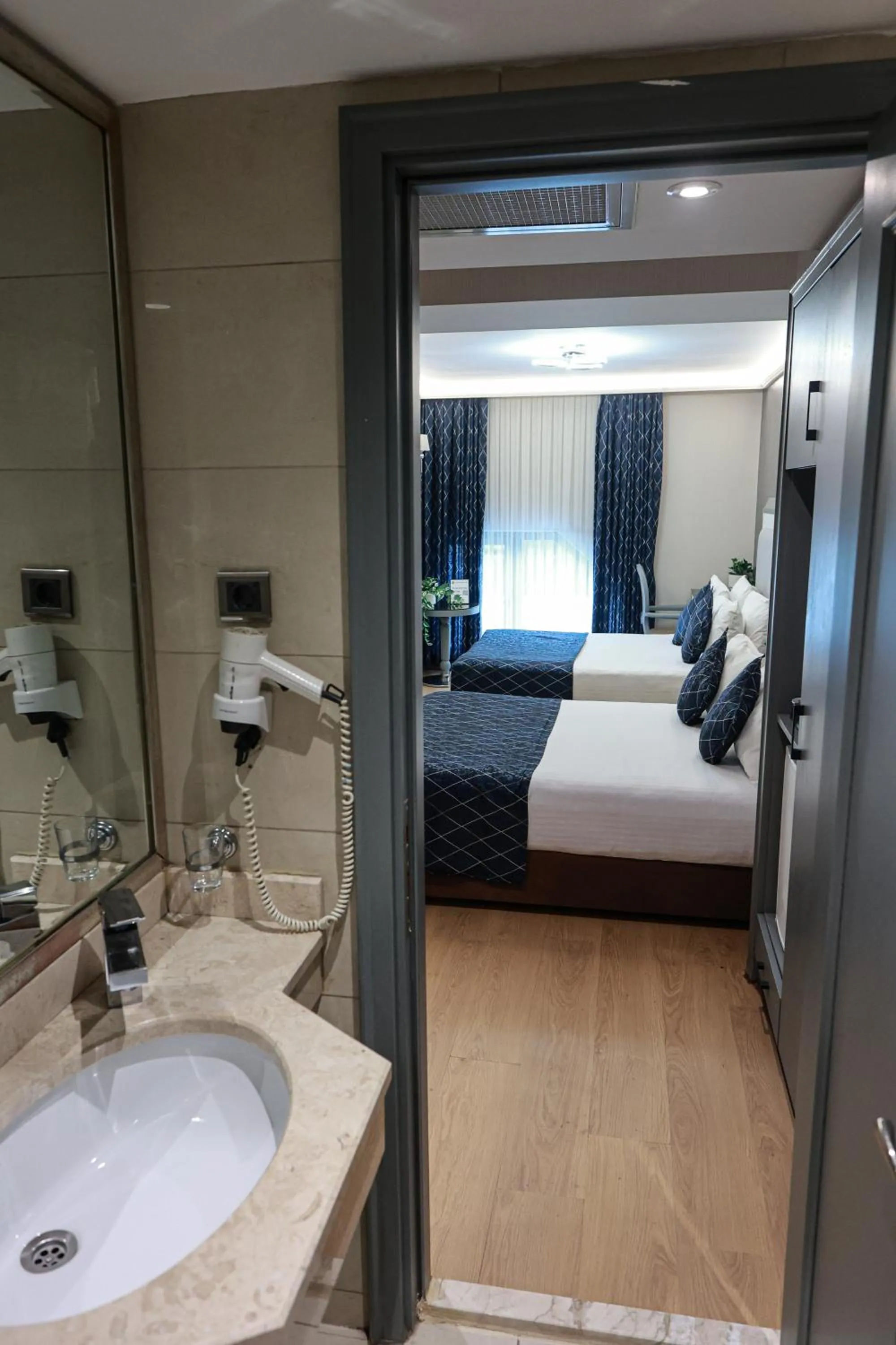 Shower in Nova Plaza Park Hotel