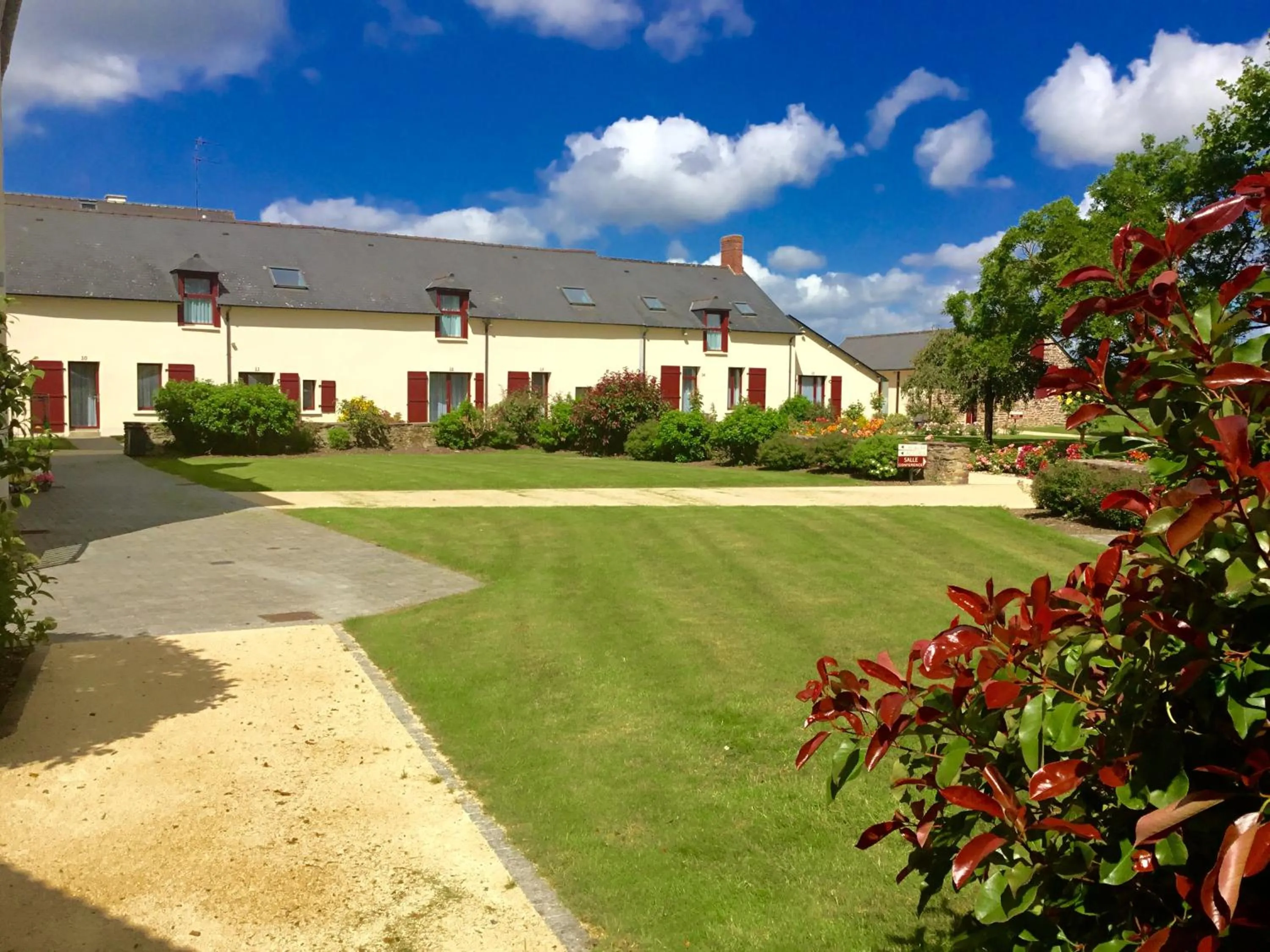 Garden view in La Pommeraie