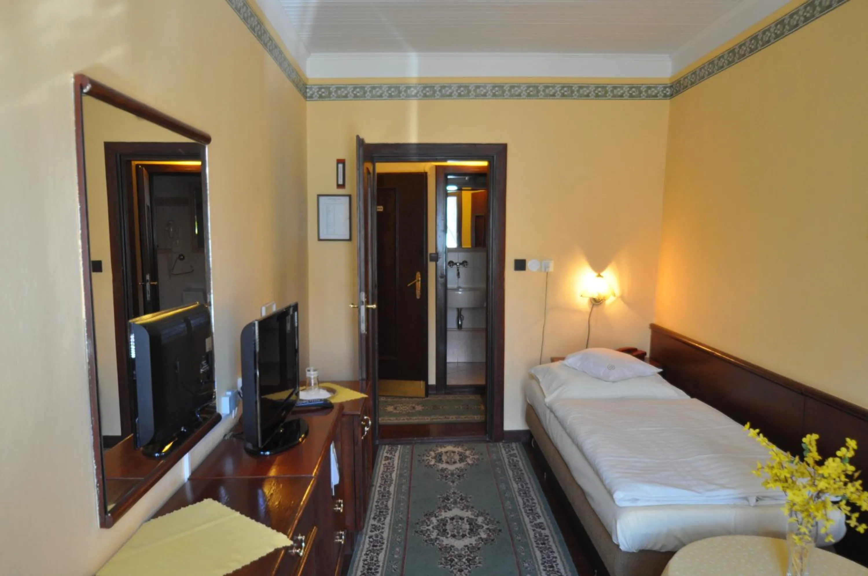 Photo of the whole room, Bed in GARNI -Hotel Barbakan