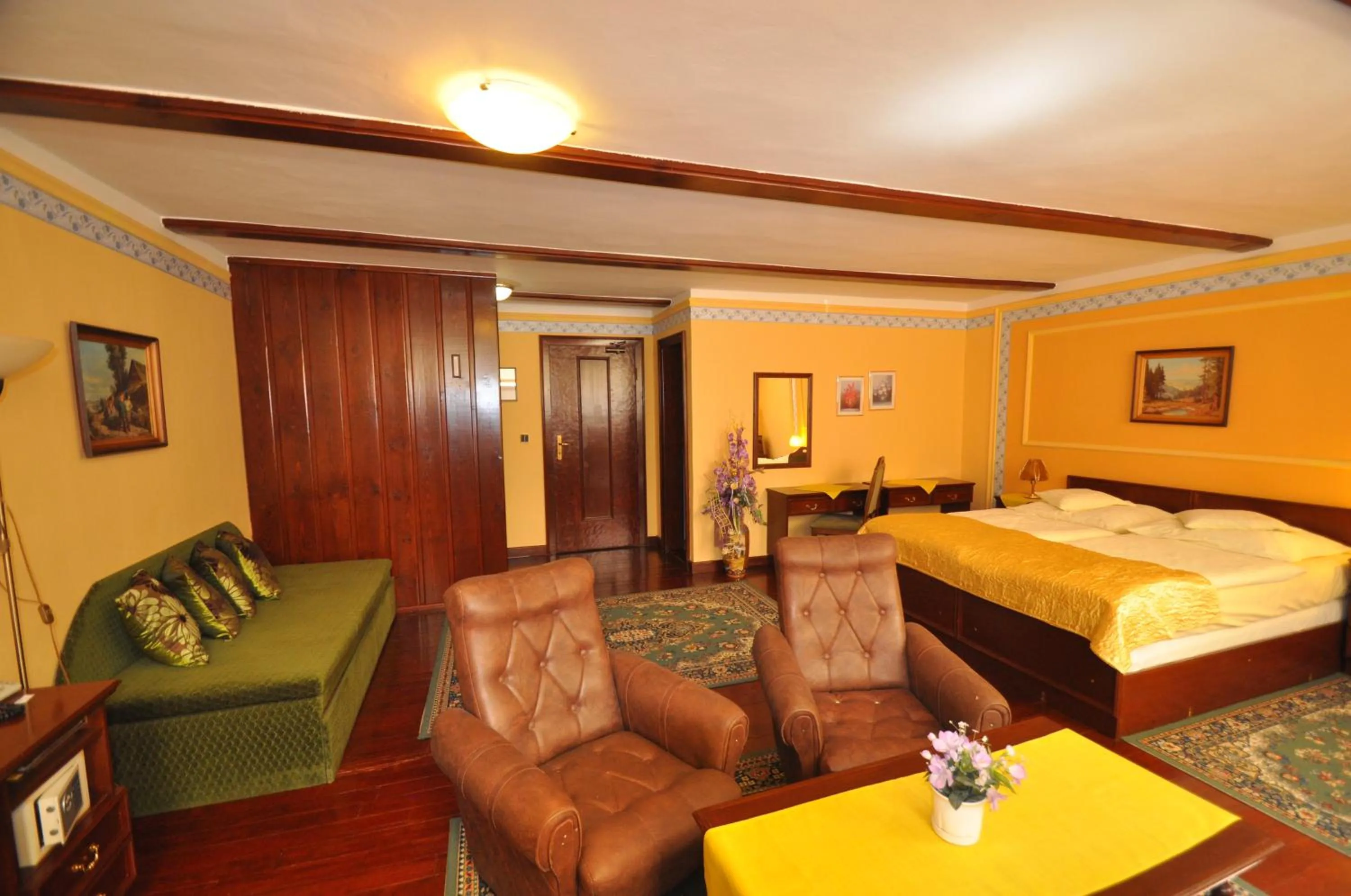 Photo of the whole room, Bed in GARNI -Hotel Barbakan