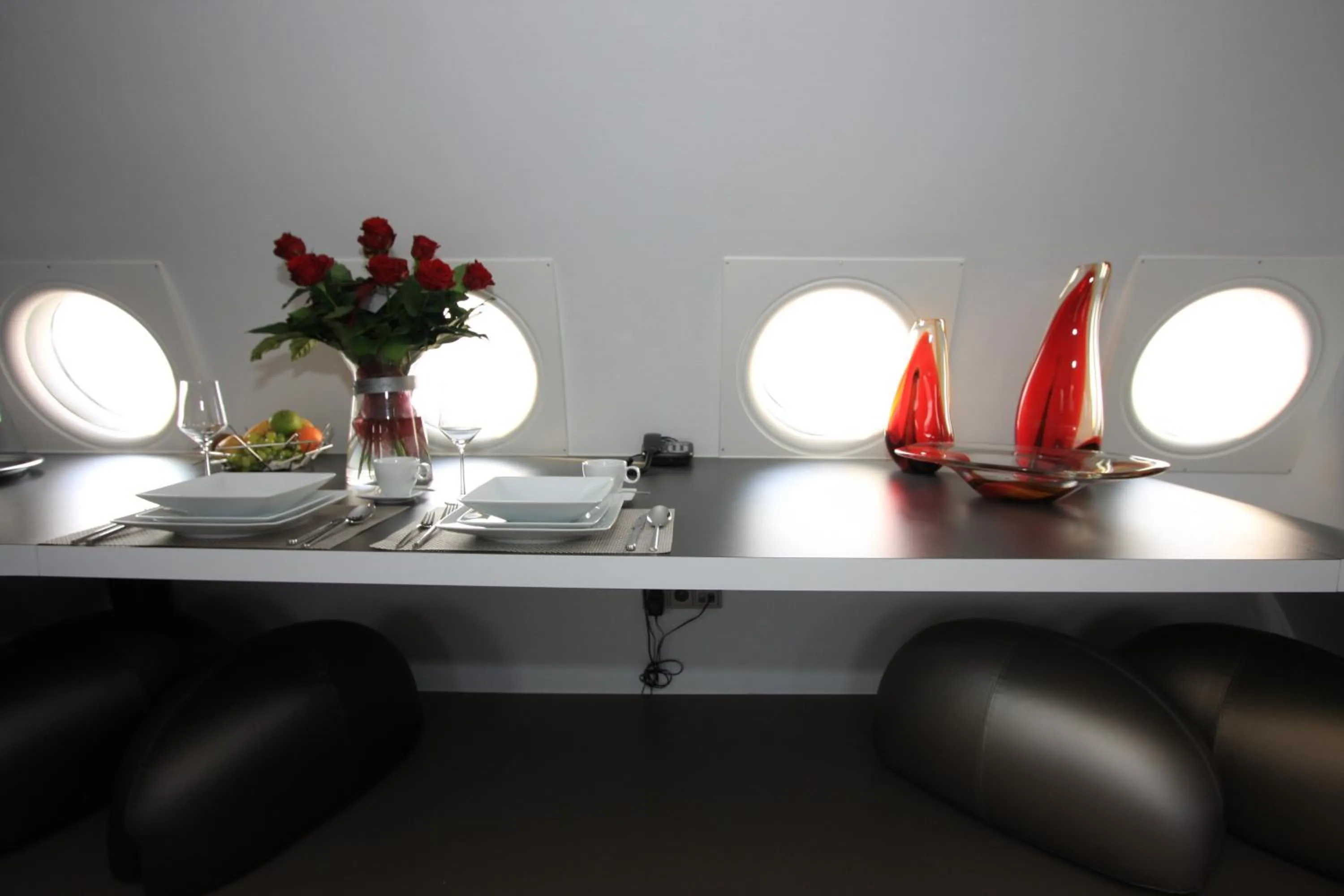 Dining area in Vliegtuigsuite Teuge