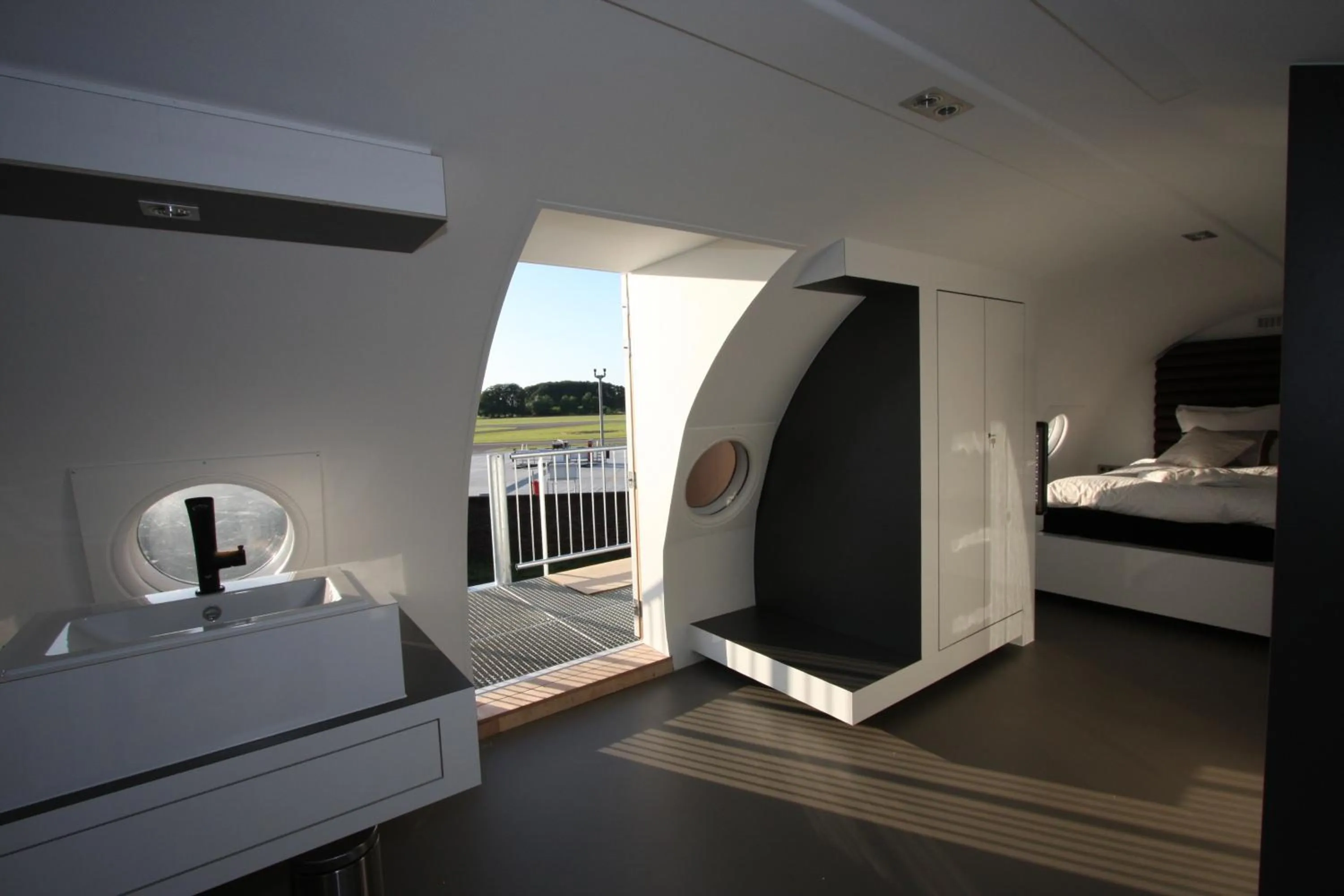 Balcony/Terrace, Bed in Vliegtuigsuite Teuge