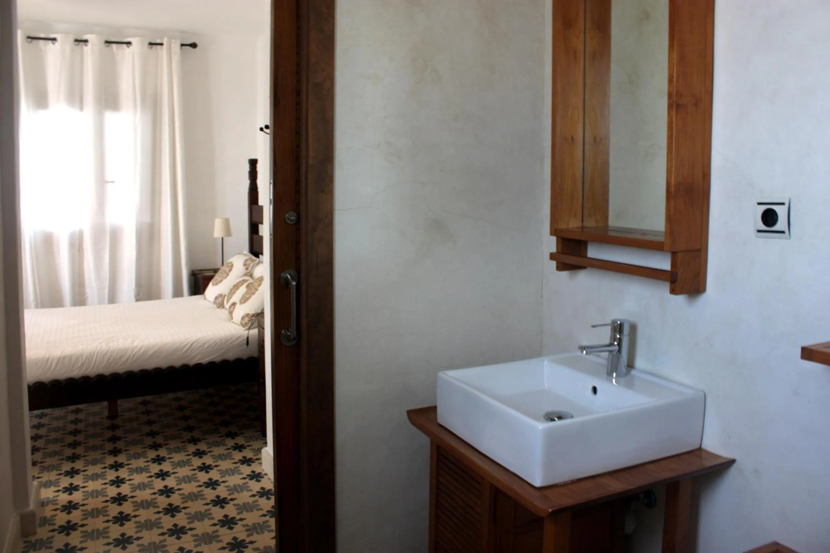 Bathroom, Bed in Hostal Extramuros