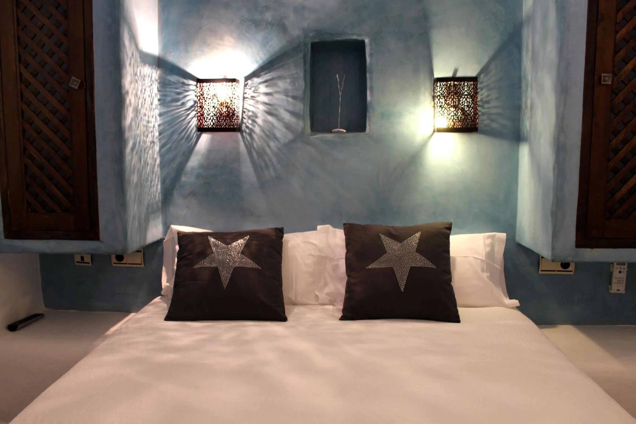 Decorative detail, Bed in Hostal Extramuros