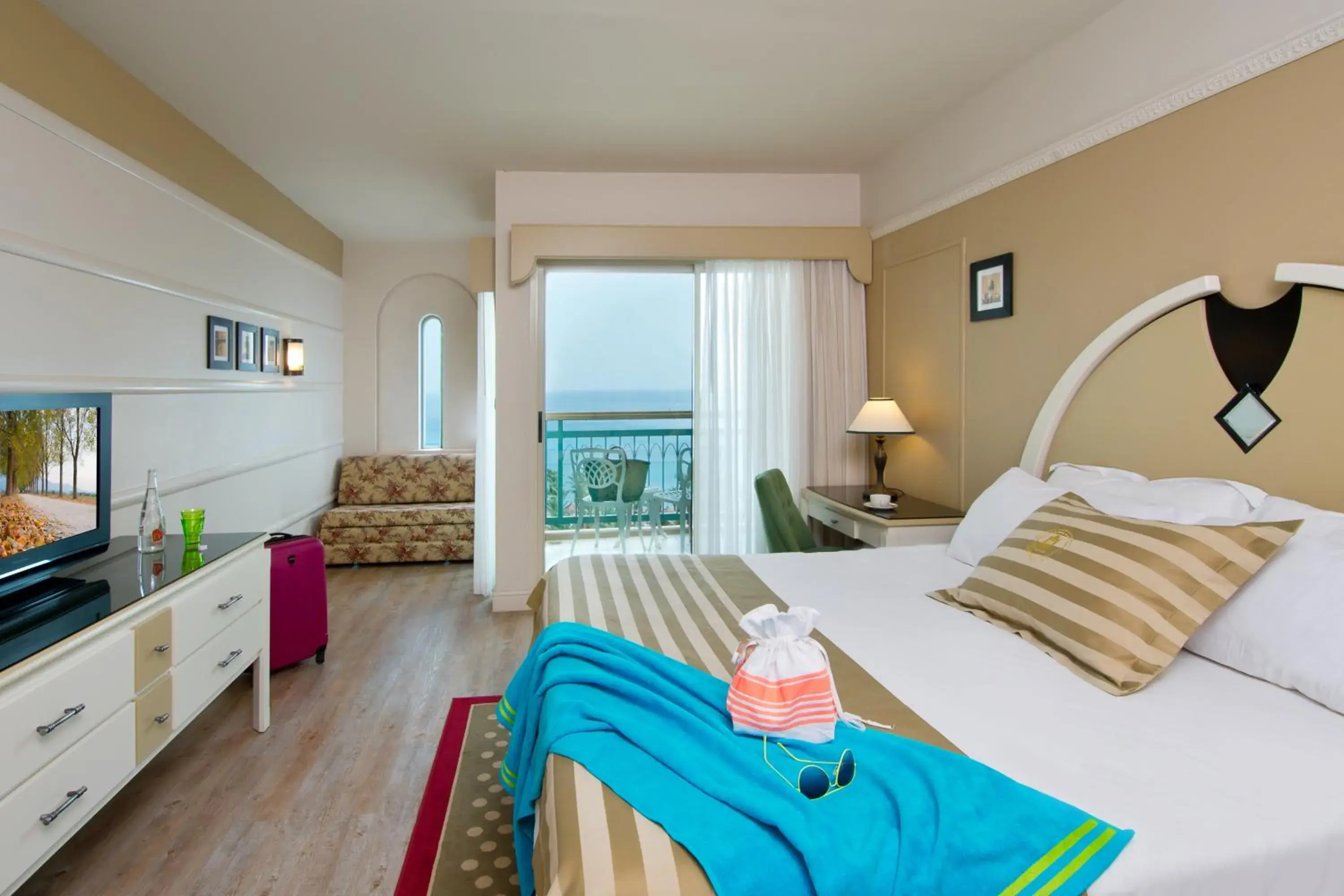 Grand DLX Room (3 adults) in Herods Palace Hotels & Spa Eilat a Premium collection by Fattal Hotels Grand DLX Room (3 adults) in Herods Palace Hotels & Spa Eilat a Premium collection by Fattal Hotels