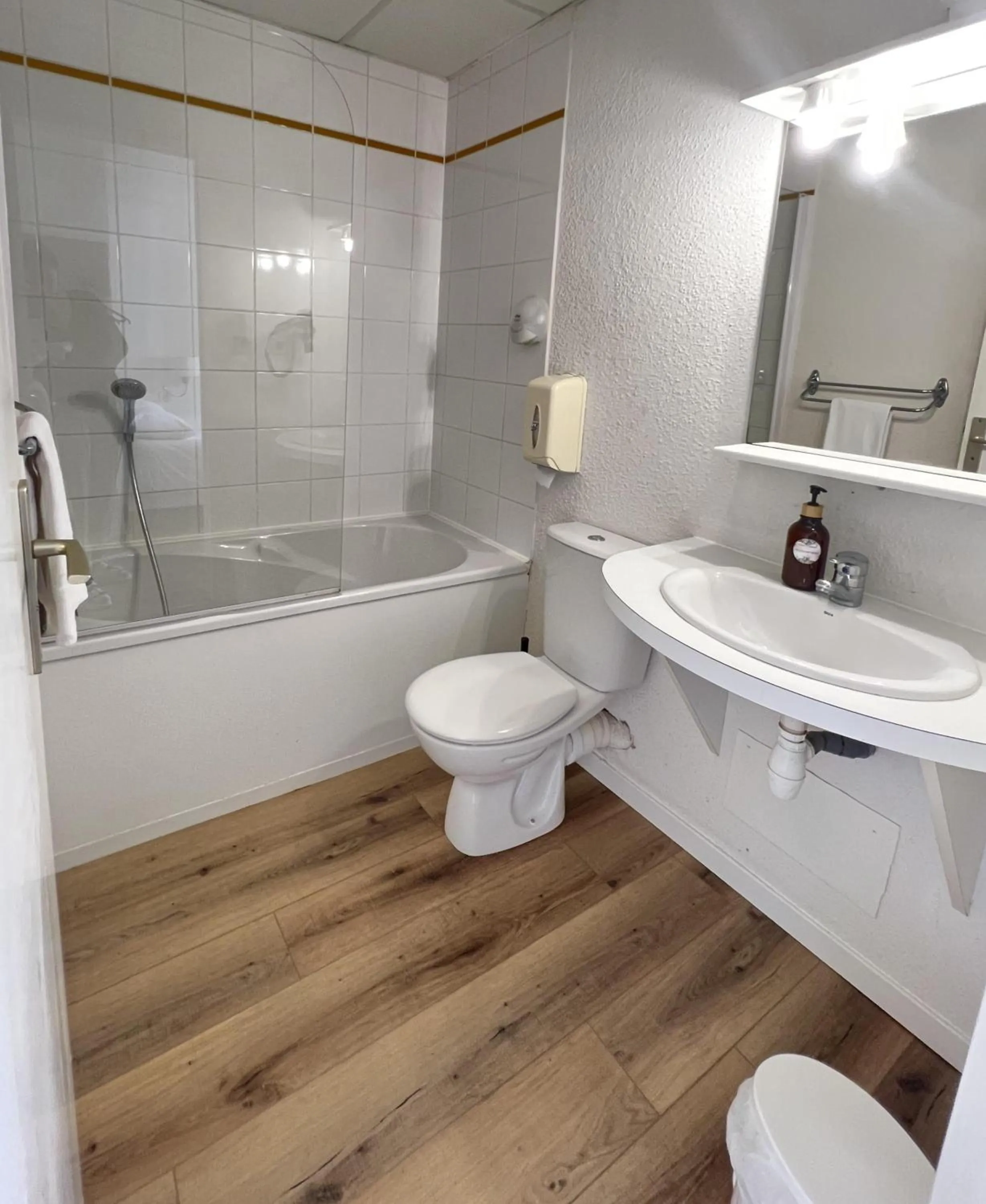 Bathroom in Couett'Hôtel Brest Port de plaisance, Les pieds dans l'eau