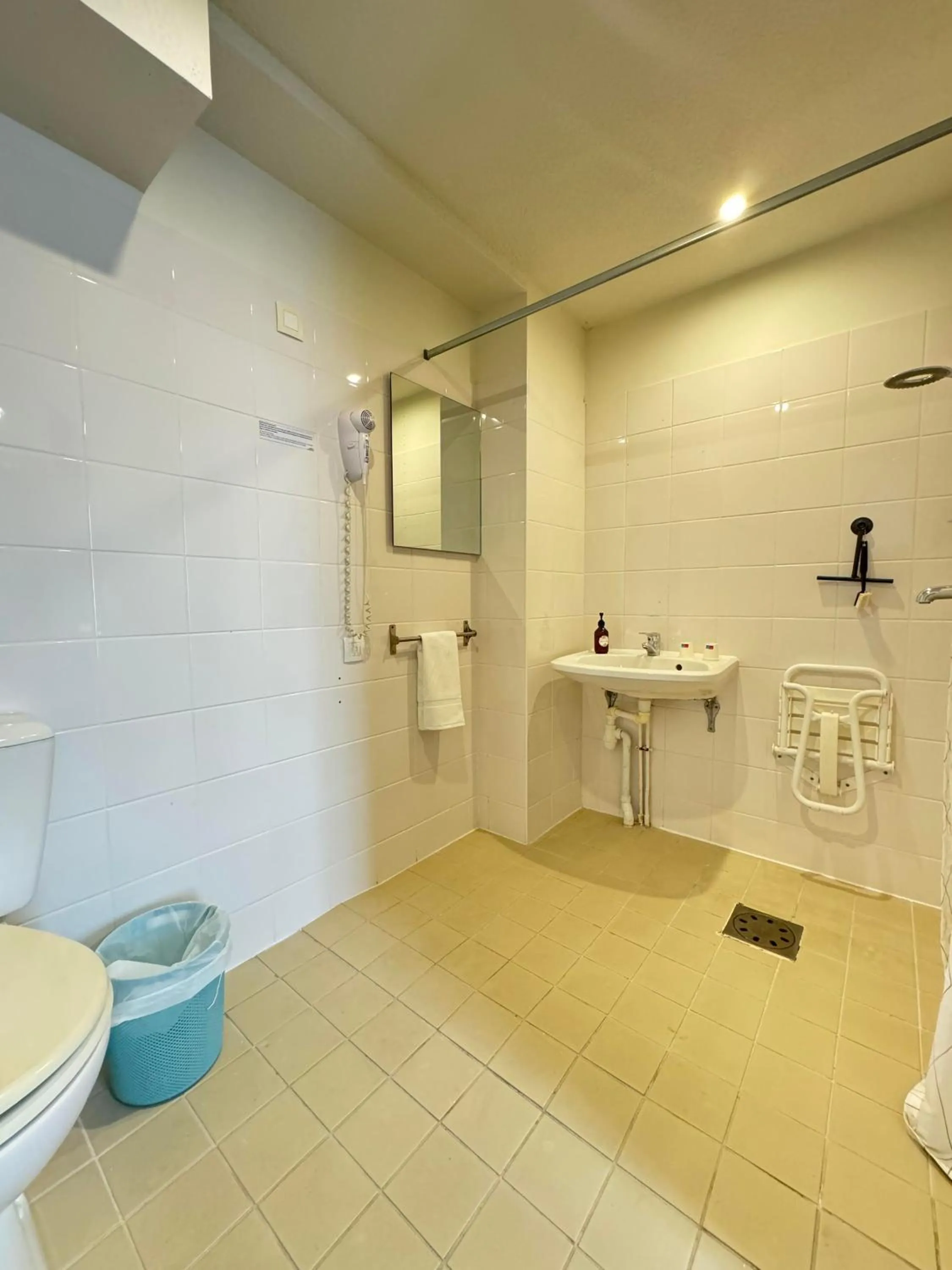 Shower in Couett'Hôtel Brest Port de plaisance, Les pieds dans l'eau