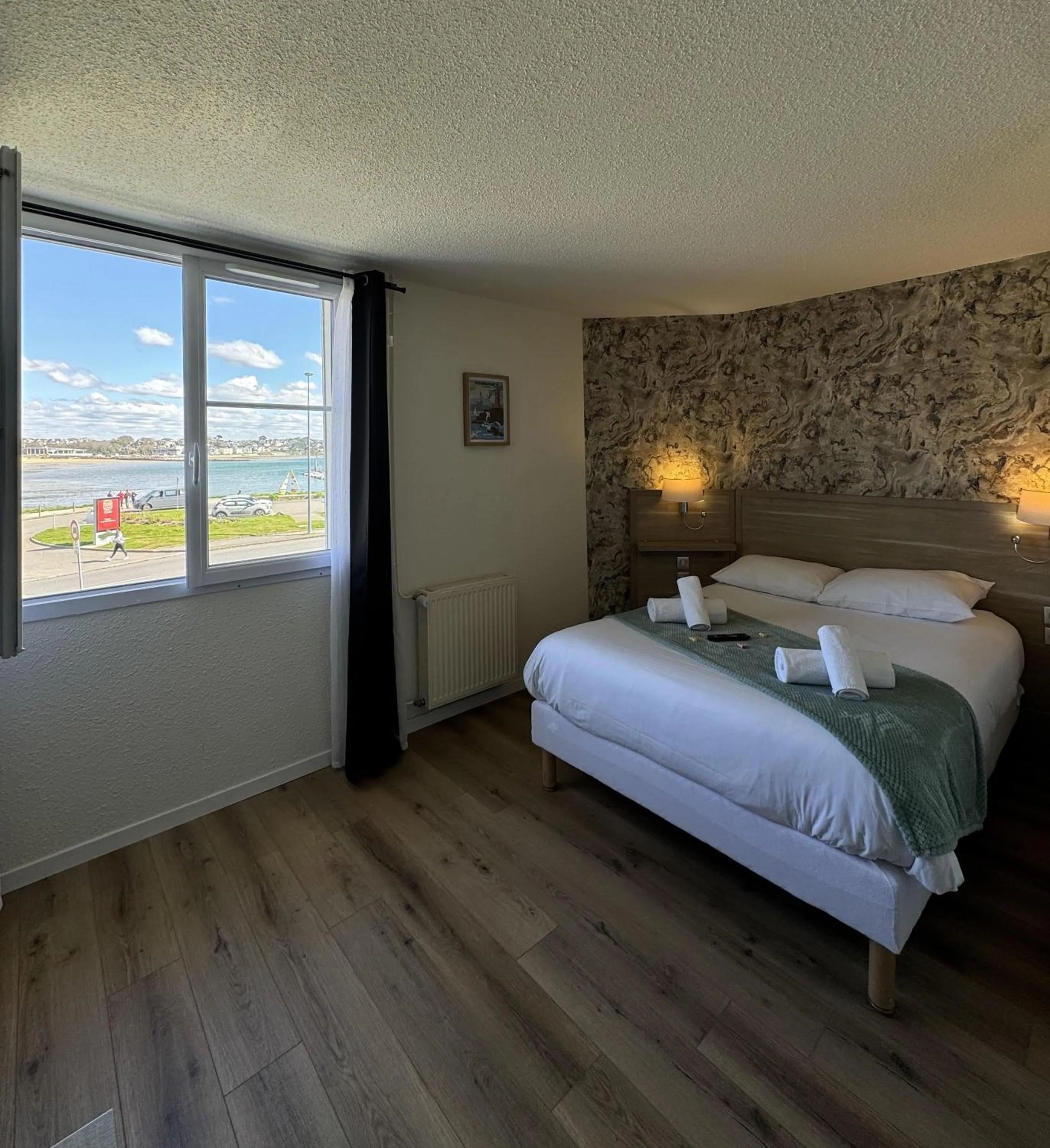 Bedroom, Bed in Couett'Hôtel Brest Port de plaisance, Les pieds dans l'eau