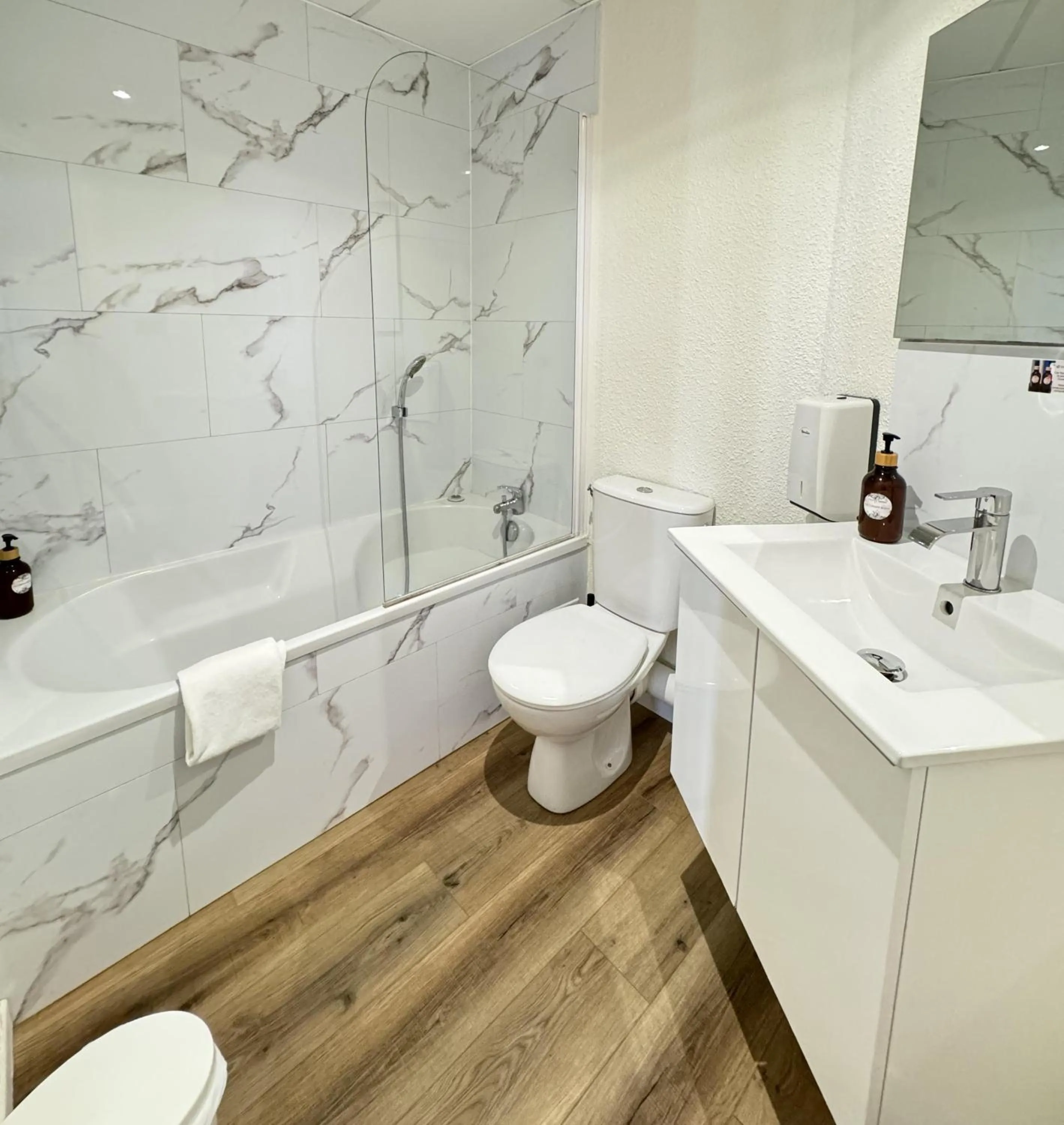 Bathroom in Couett'Hôtel Brest Port de plaisance, Les pieds dans l'eau