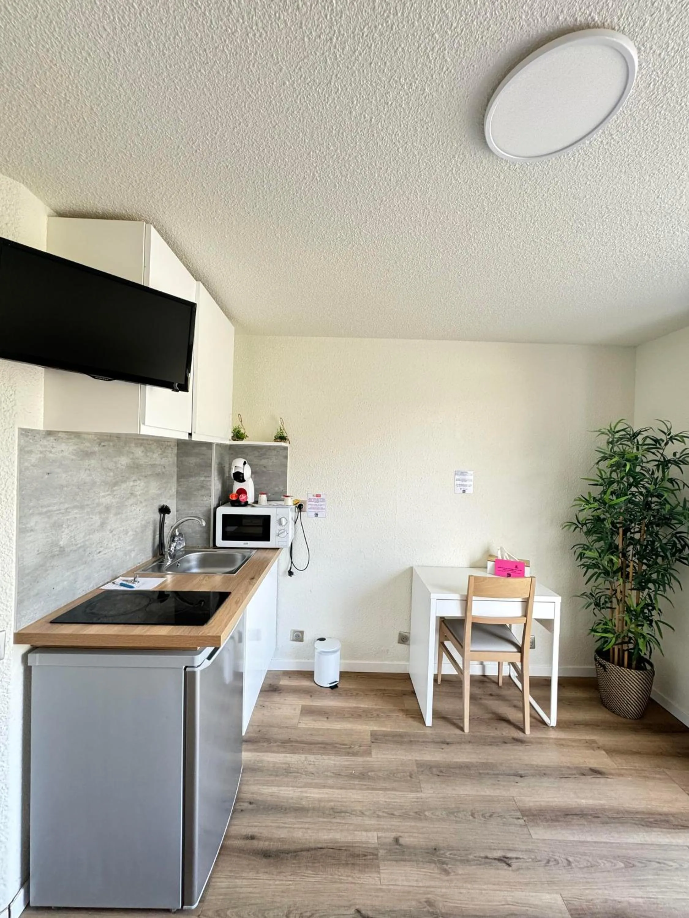 TV and multimedia in Couett'Hôtel Brest Port de plaisance, Les pieds dans l'eau