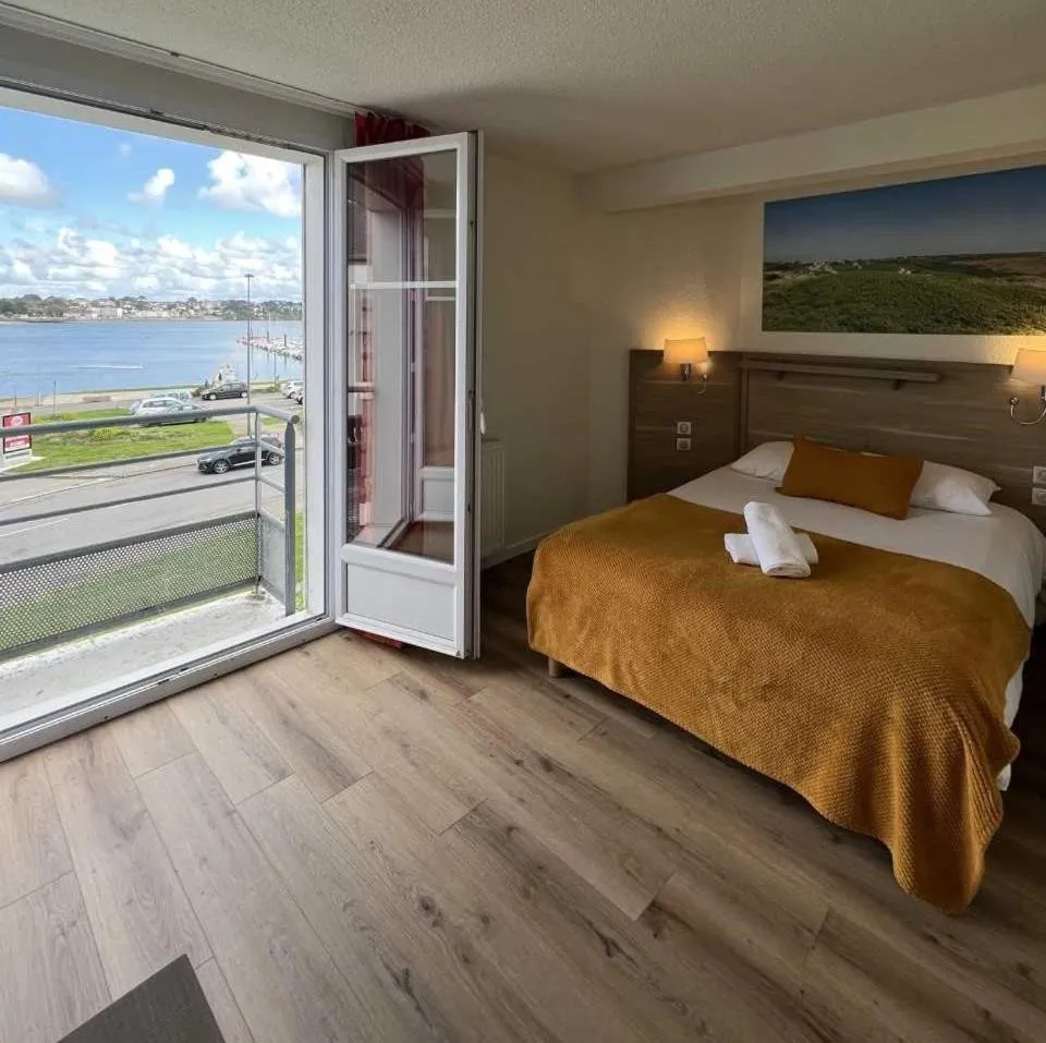 Double Room with Balcony and Sea View in Couett'Hôtel Brest Port de plaisance, Les pieds dans l'eau