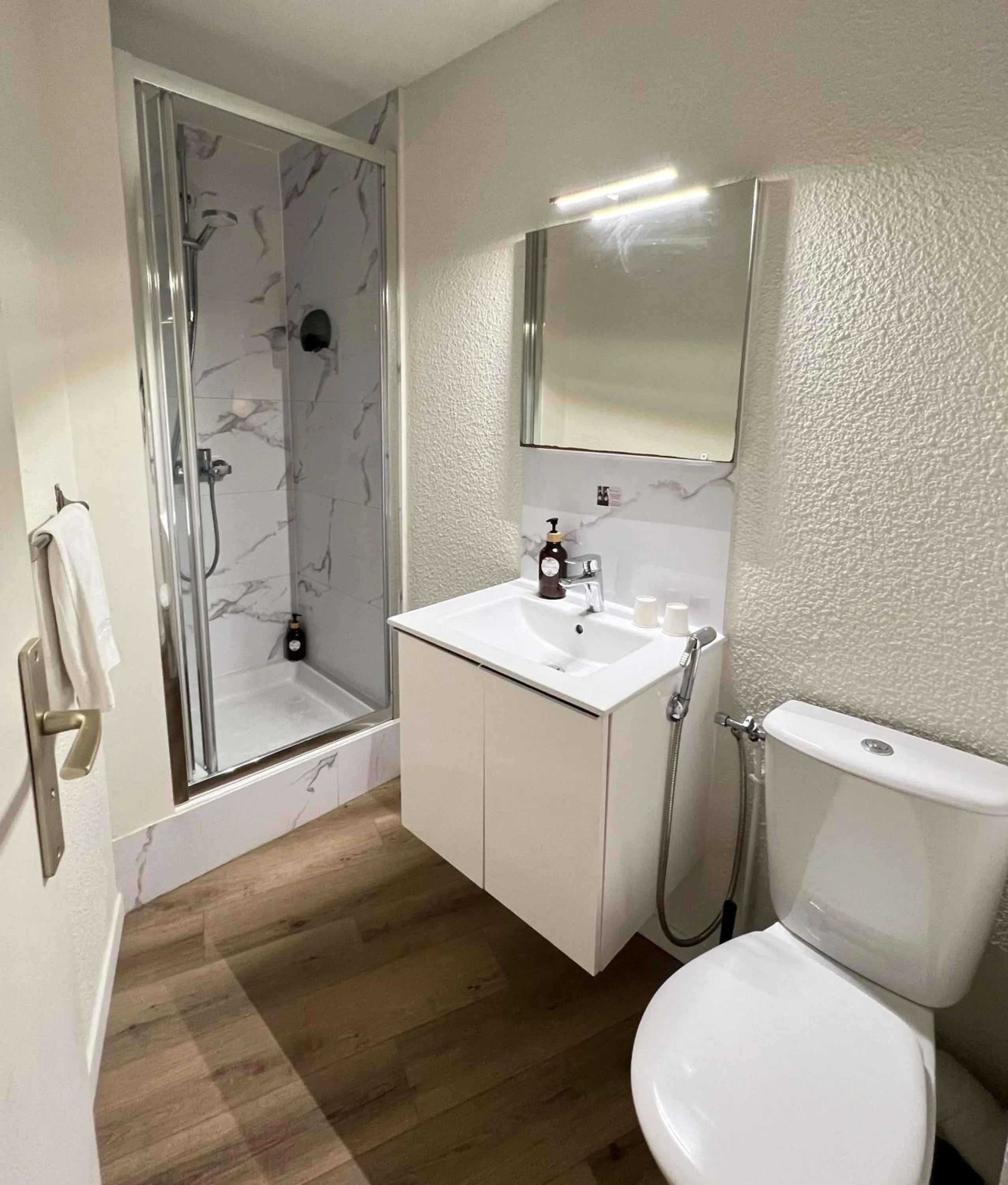 Bathroom in Couett'Hôtel Brest Port de plaisance, Les pieds dans l'eau