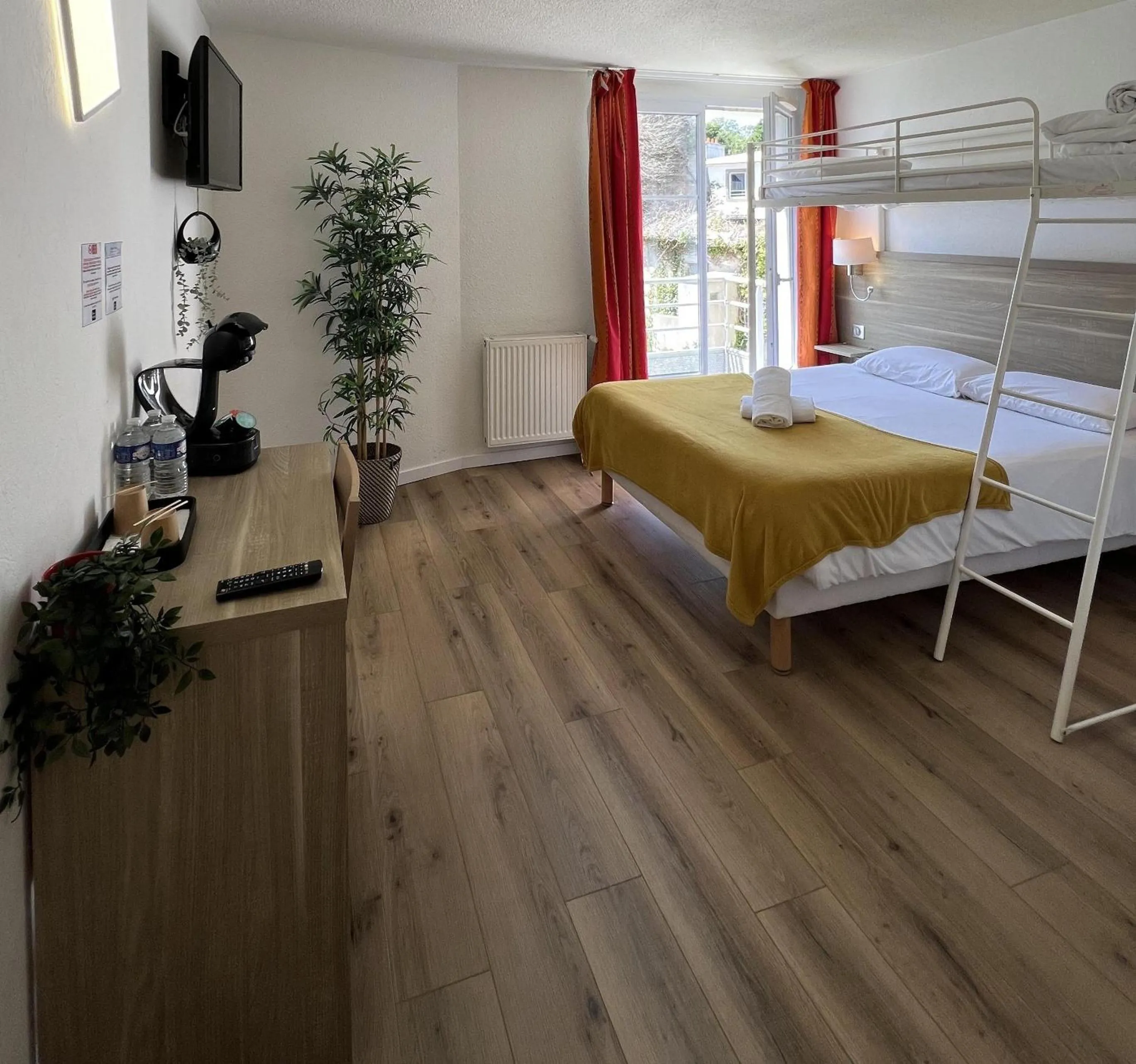 Bedroom, Bed in Couett'Hôtel Brest Port de plaisance, Les pieds dans l'eau